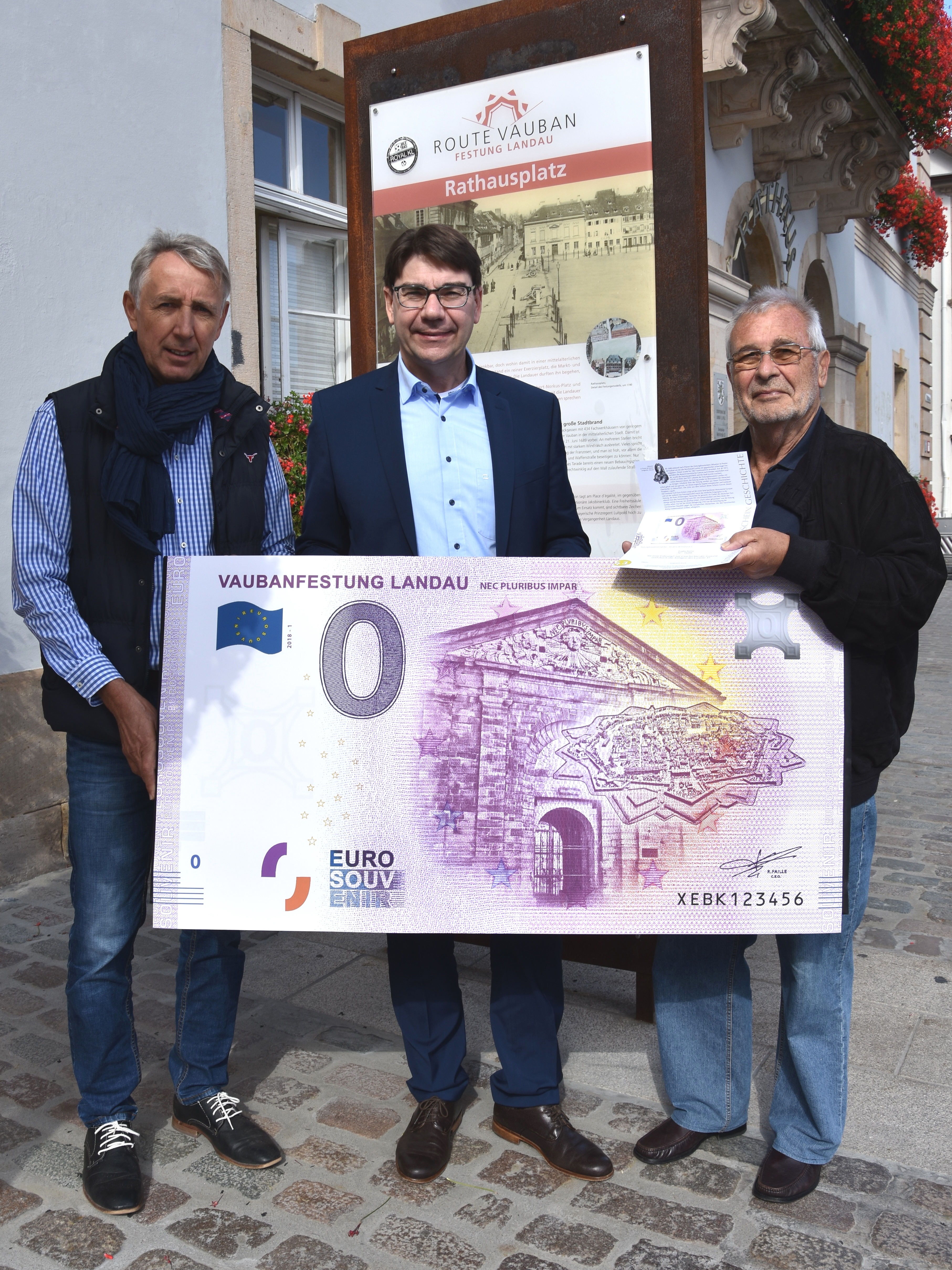 Den ersten Schein haben Vereinsvorsitzender Hans-Dieter Hirschfeld (rechts im Bild) und Initiator Rolf Gebert (links im Bild) jetzt an Oberbürgermeister Thomas Hirsch (mittig im Bild) überreicht.