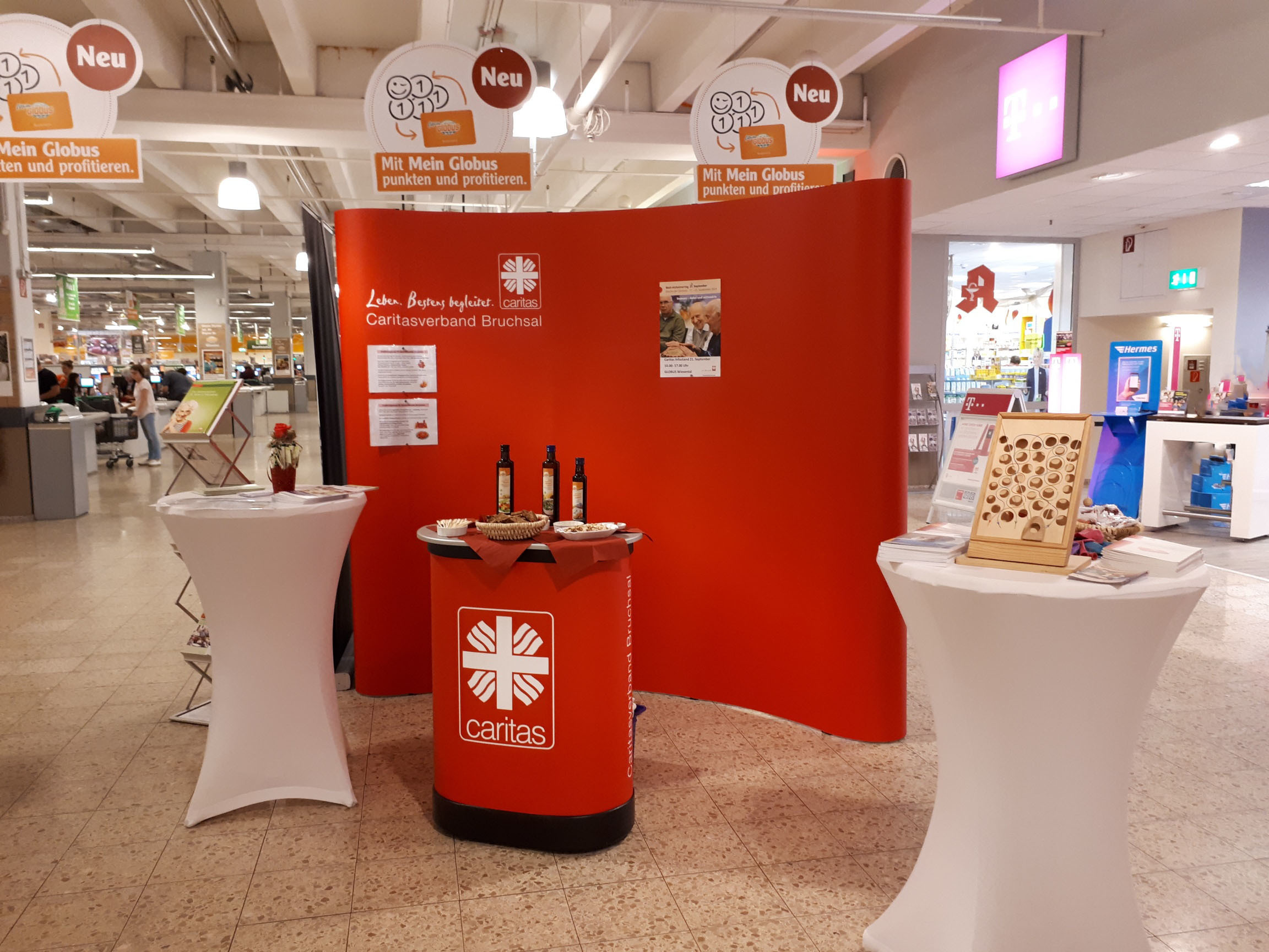 Der Bereich "Alter und Gesundheit" des Caritasverbandes Bruchsal e.V. errichtete am Welt-Alzheimertag einen Informationsstand im Globus Einkaufscenter.