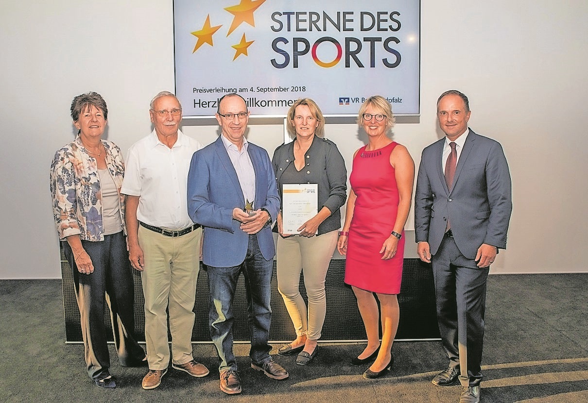 Nach der Preisverleihung von links: Präsidentin des Sportbundes Pfalz Elke Rottmüller, Sportkreisvorsitzender Alois Herrmann, Vorstandsspitze Josef Vollmer und Simone Schmidt vom TSV Kandel, Marktbereichsleiterin Beate Rihm und Vorstandsmitglied Clifford Jordan von der VR Bank.