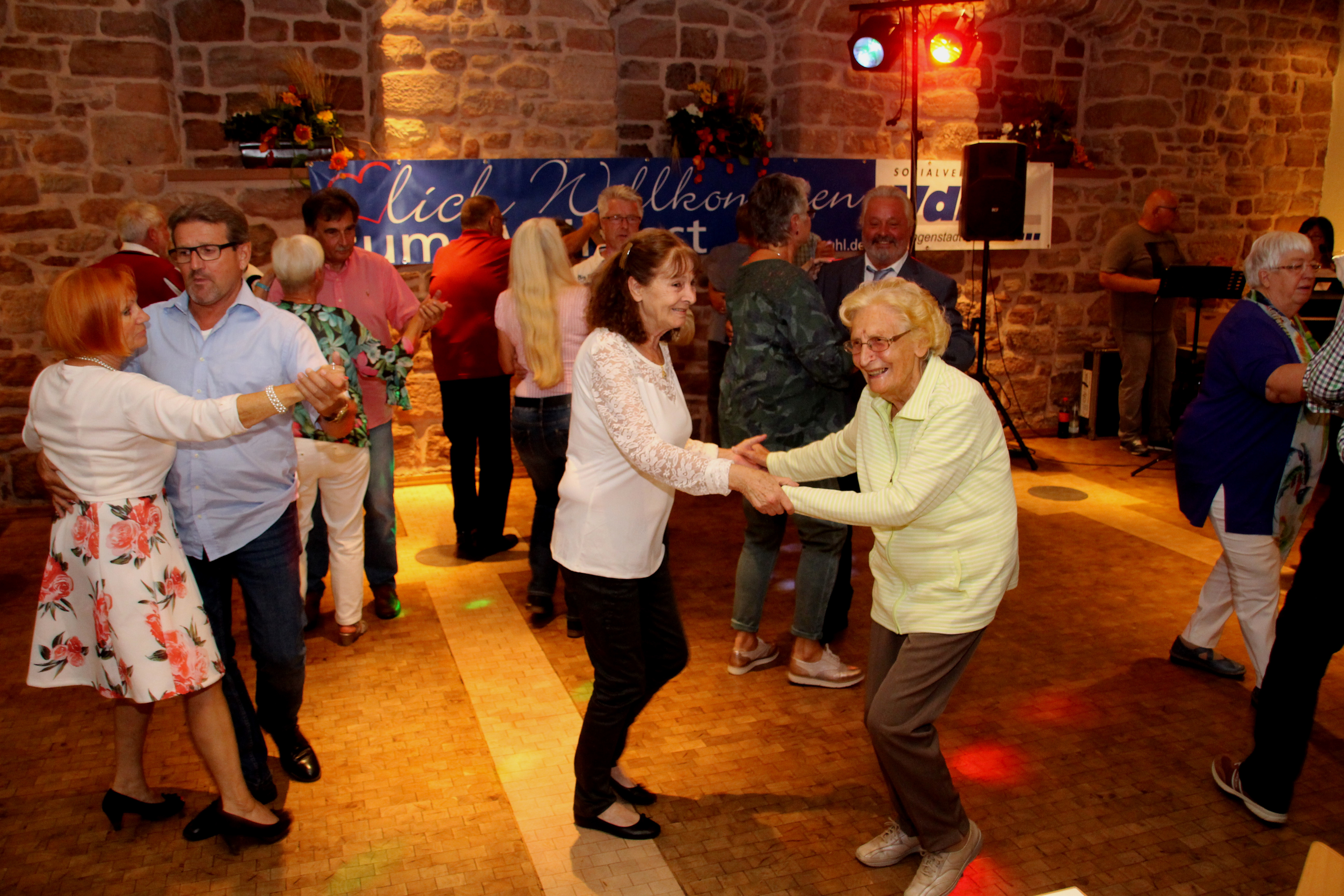 Beim VdK Weinfest wurde fest das Tanzbein geschwungen Foto: Kries