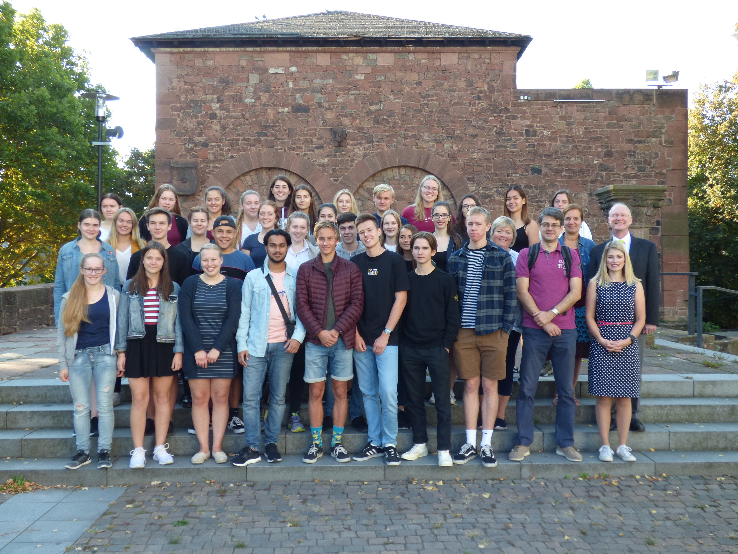 Die Schülerinnen und Schüler mit ihren Gastgebern und Schuldezernent Färber (rechts) vor dem Pfalzgrafensaal