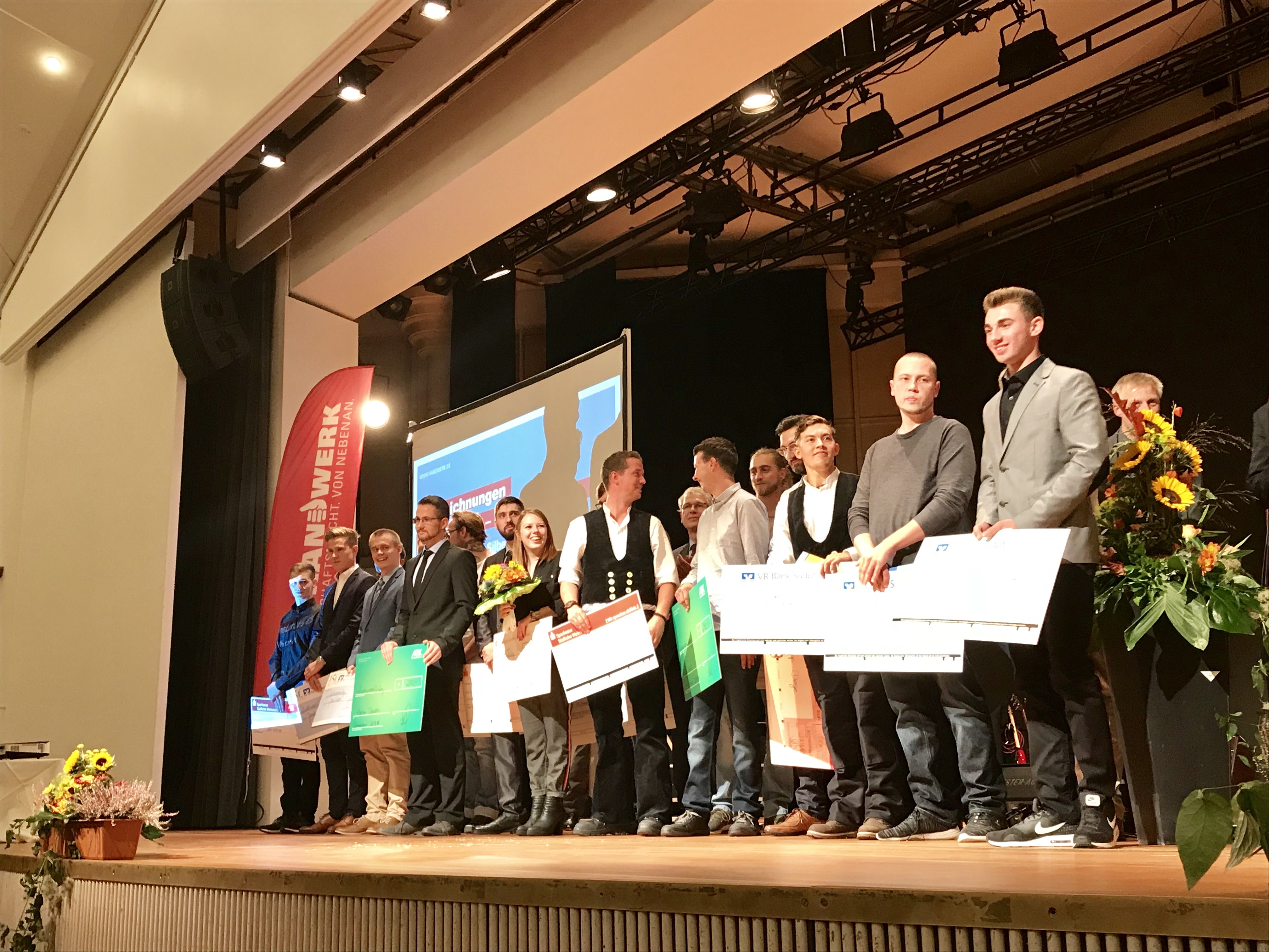 Die 21 besten Gesellen der Kreishandwerkerschaft Südpfalz-Deutsche Weinstraße bei der Freisprechfeier.