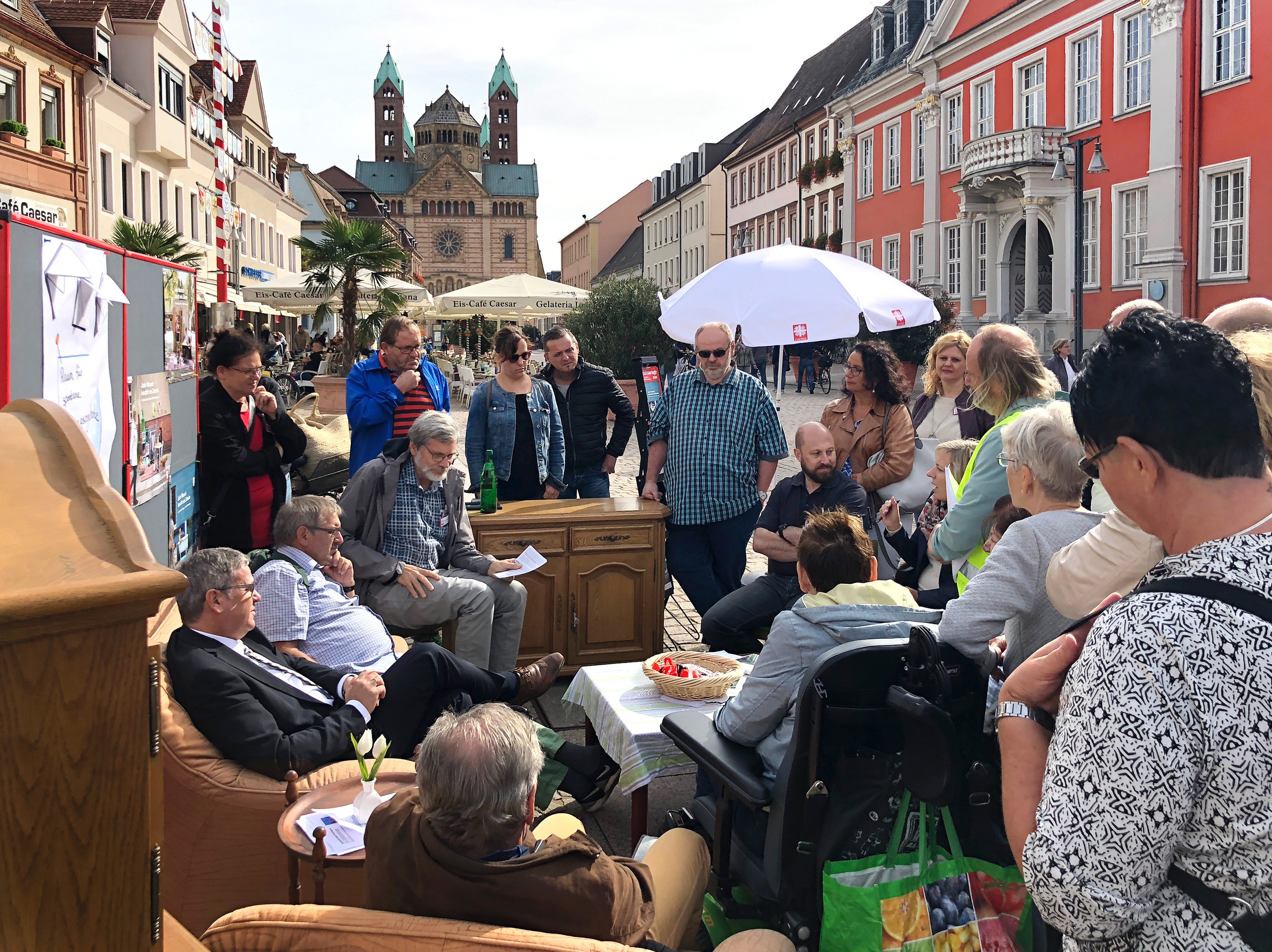 Sorgte für Aufmerksamkeit: Im Zimmer auf der Straße diskutierten Passanten, Vertreter von Hilfseinrichtungen, Caritas-Mitarbeiter, der amtierende Speyerer Oberbürgermeister Hansjörg Eger und seine Nachfolgerin Stefanie Seiler sowie weitere politische Vertreter miteinander das Problem der Wohnungsnot und seine Folgen.