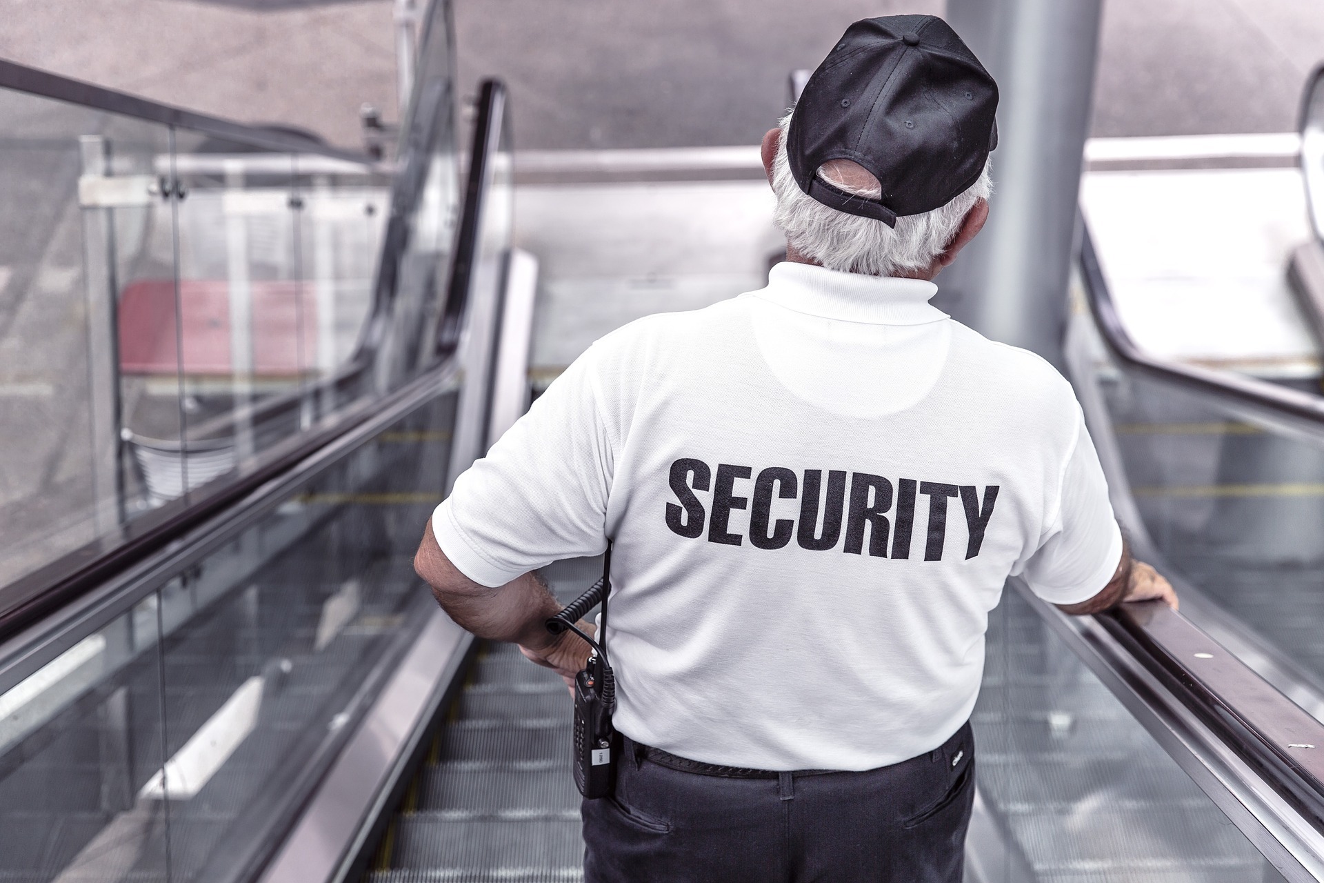 Security zur Kontrolle am Bahnhof