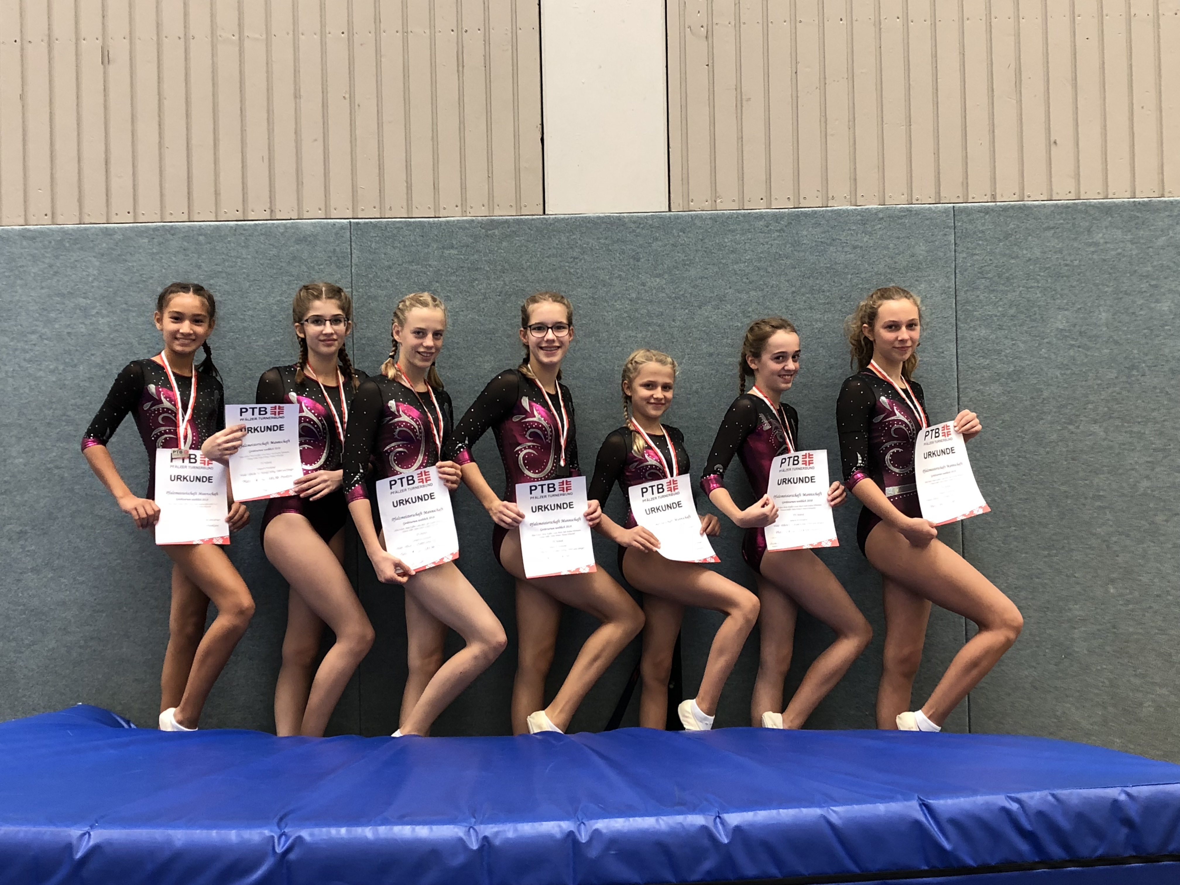 Tabea, Alina, Jule, Luisa, Viviane, Hanna, Mirja (von links) freuen sich über den dritten Platz