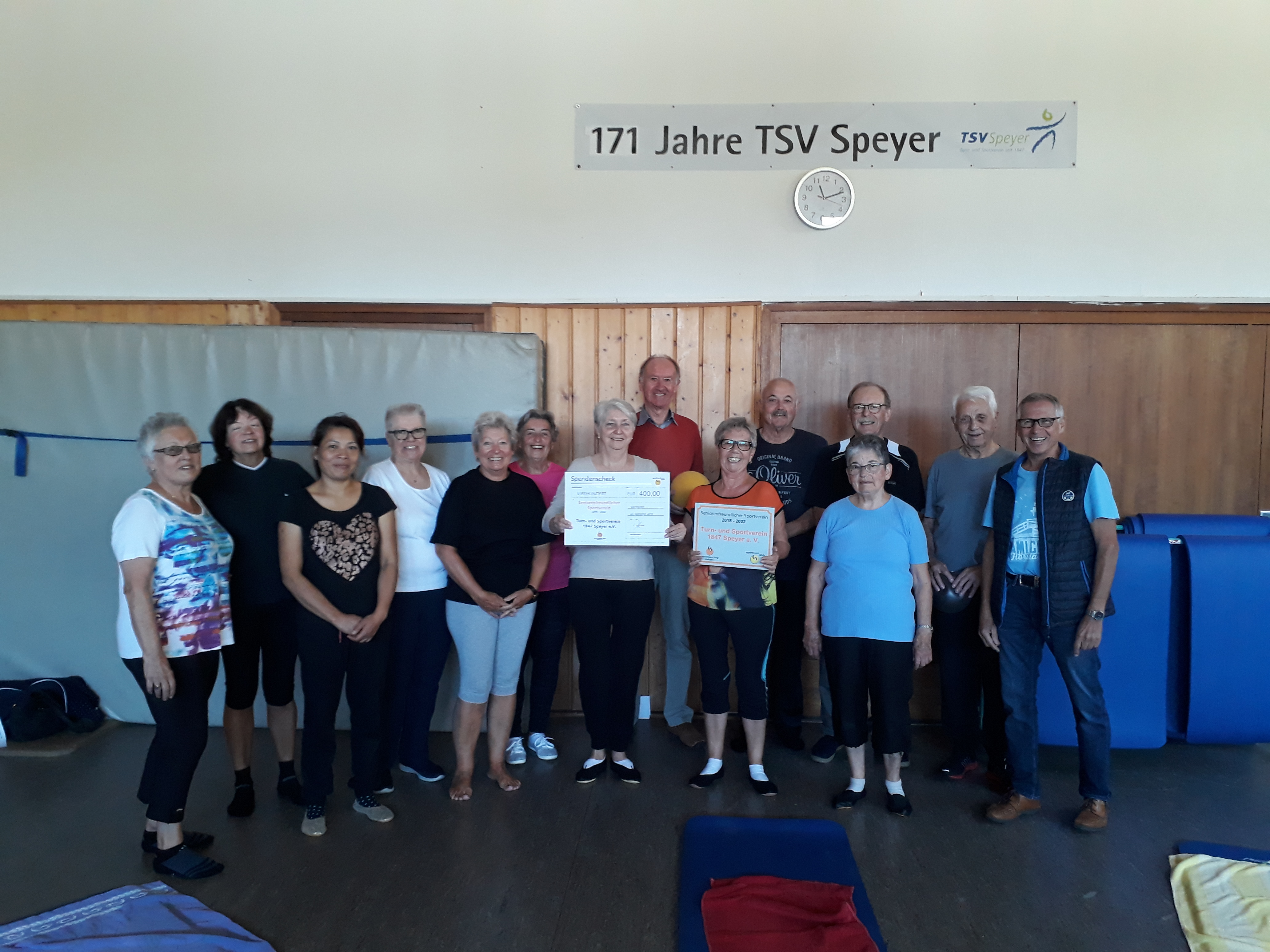 Senioren bei ihrer Gymnastik mit Renate Behm in der Gymnastikhalle des TSV Speyer und der Auszeichnung. Mit dabei Herbert Kotter (hinten mit Ball) und Klaus Lochner rechts, beide stellvertretende Vorsitzende des TSV Speyer.