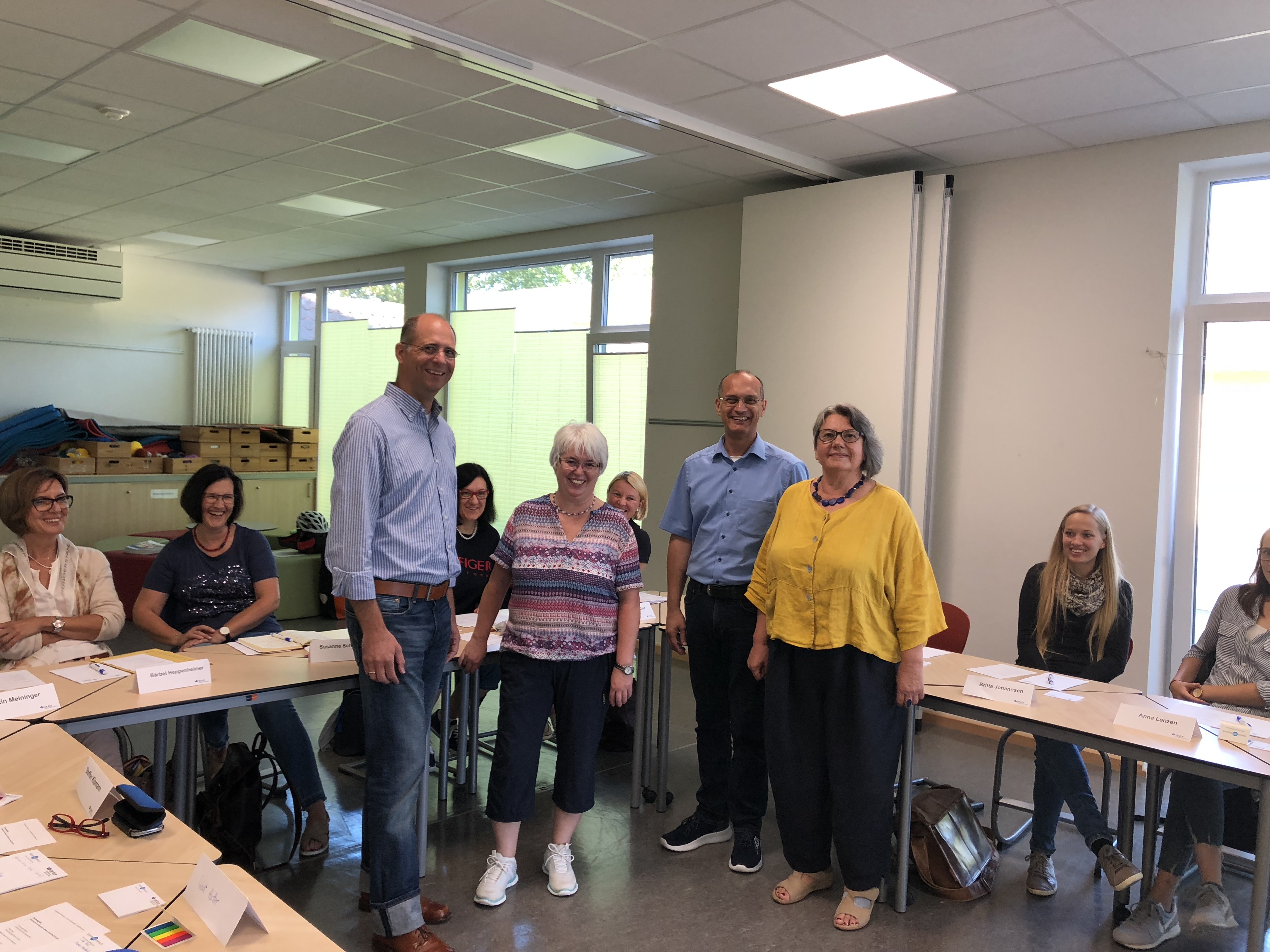 Vorne v.l.n.r.: Markus Friderichs (Pädagogisches Landesinstitut), Ute Reif (Unfallkasse Rheinland-Pfalz), Bürgermeister Karl Dieter Wünstel, Marika Rossell (Rektorin der Grundschule „An der Römerstraße“)