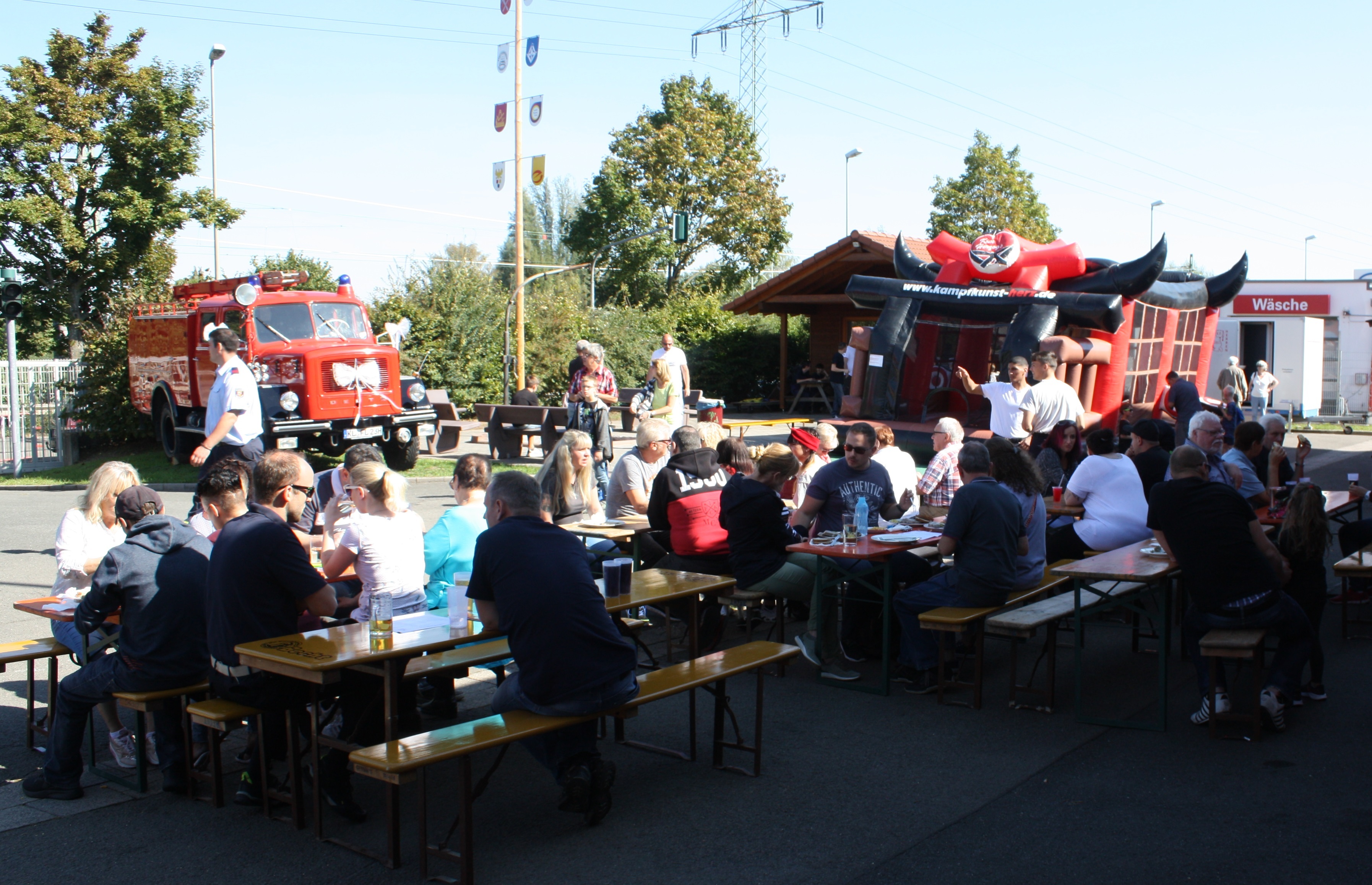 Beim Fest der freiwillige Feuerwehr Landstuhl und des Feuerwehrvereins Sickingenstadt Landstuhl war auch für das leibliche Wohl bestens gesorgt FOTO: ps/ freiwillige Feuerwehr Landstuhl