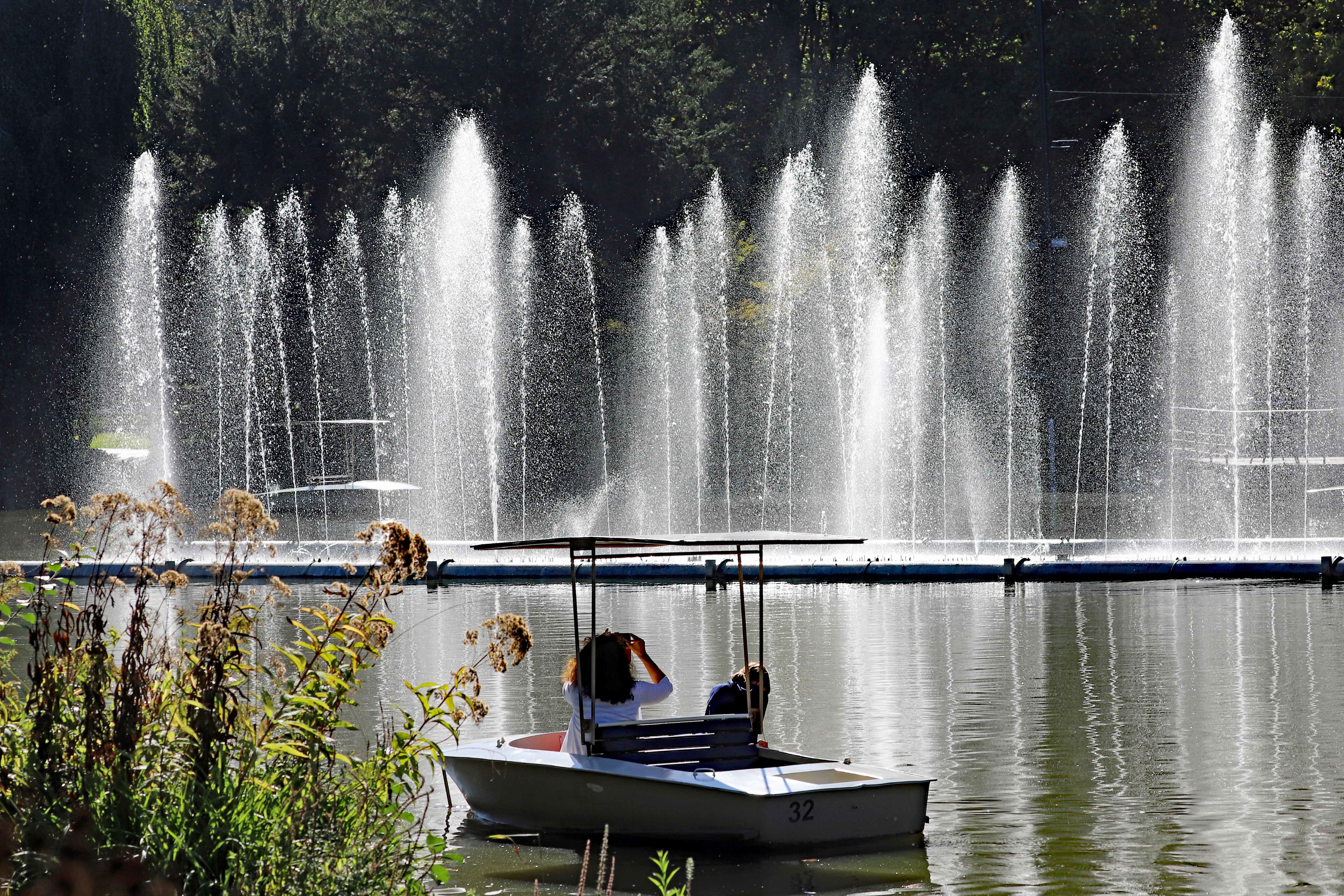 Noch bis zum 3. Oktober können Zoogäste über Stadtgarten- und Schwanensee mit den Gondolettas fahren.