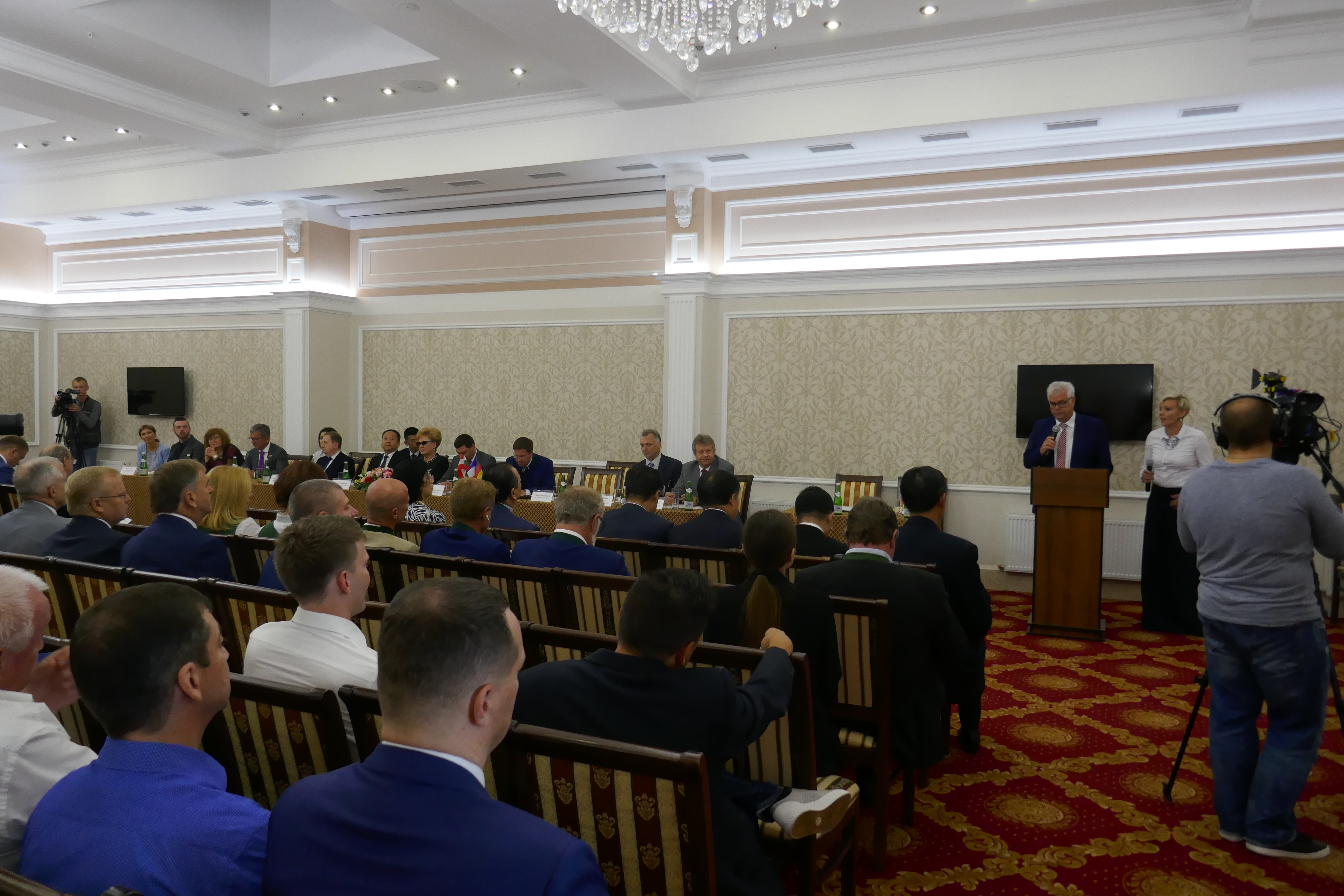 BLICK AUF FÄCHERSTADT: Delegationsleiter Tilman Pfannkuch stellte bei der Präsentation der Partnerstädte in Krasnodar Karlsruhe vor.