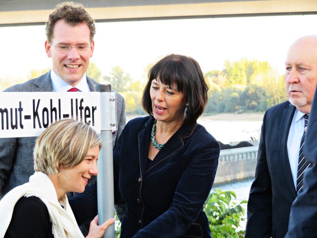 Maike Kohl-Richter gibt Blick auf Schild frei | Foto: Brigitte Melder