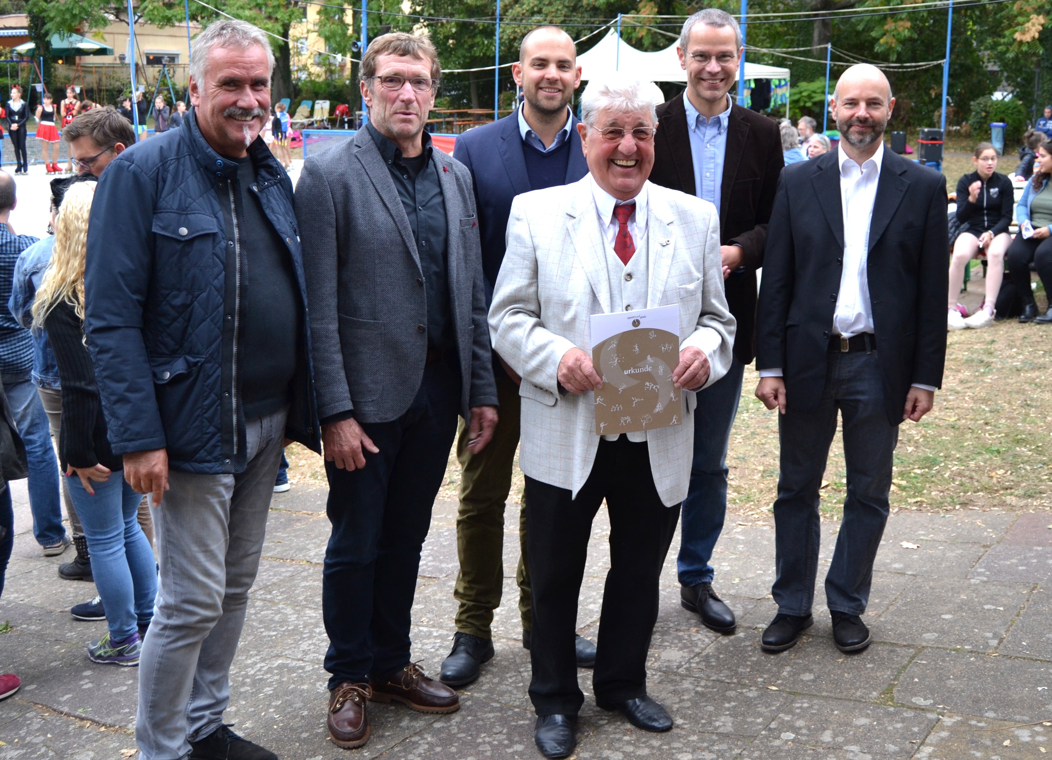 Gemeinsam mit Beigeordnetem Rudi Klemm (l.), Rainer Bieling (3.v.l.), Vizepräsident des Sportbundes Pfalz, dem Sportkreisvorsitzenden in Landau, Frank Zaucker (2.v.l.) und dem ersten Vorsitzenden des ASV Landau, Hans-Peter Hertel (r.), gratulierte Bürgermeister Dr. Maximilian Ingenthron (2.v.r.) dem Vorsitzenden der Eis- und Rollsportabteilung im ASV Landau, Manfred Cronauer (3.v.r.), zur Ehrennadel des Sportbundes Pfalz.