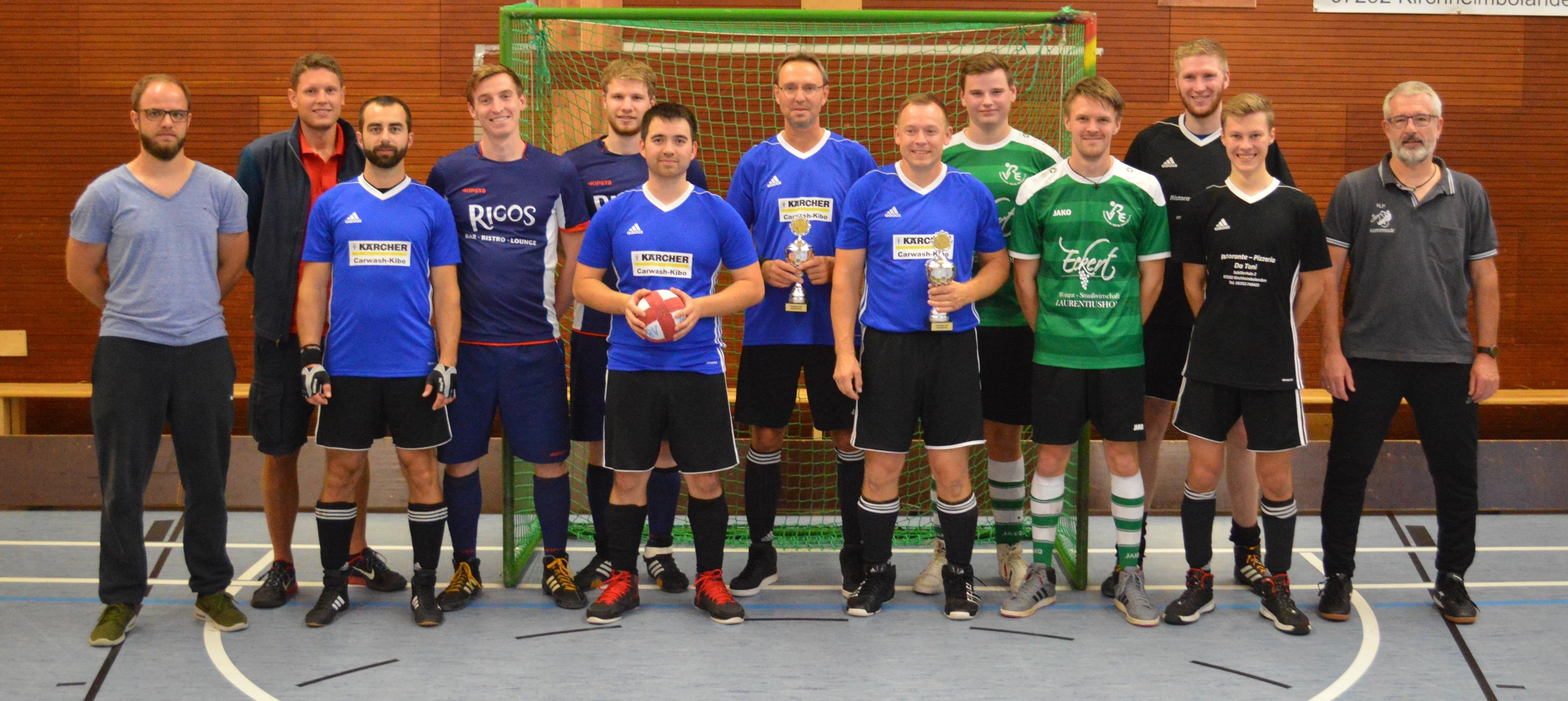Starterfeld des Rheinland-Pfalz Pokal-Finales: In den blauen Trikots Peter Sziedat, Rudi Mollstätter, Markus Hack, Jürgen Brach, von links nach rechts. In den schwarzen Trikots Bolanden IV: Noah Gehrhardt vorn und Sebastian Gebhardt dahinter.