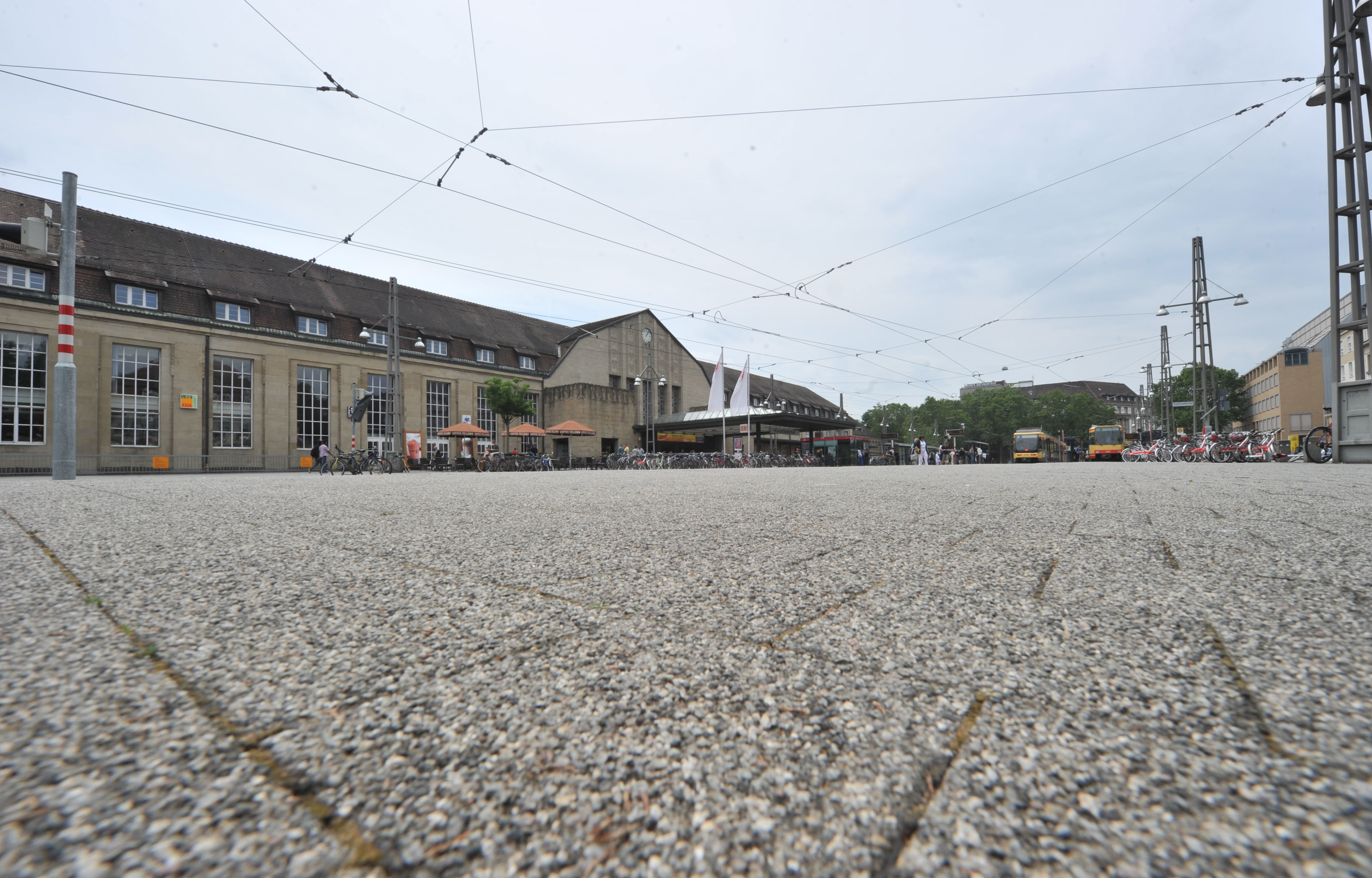 Die „Steinwüste“ vor dem Karlsruher Bahnhof
