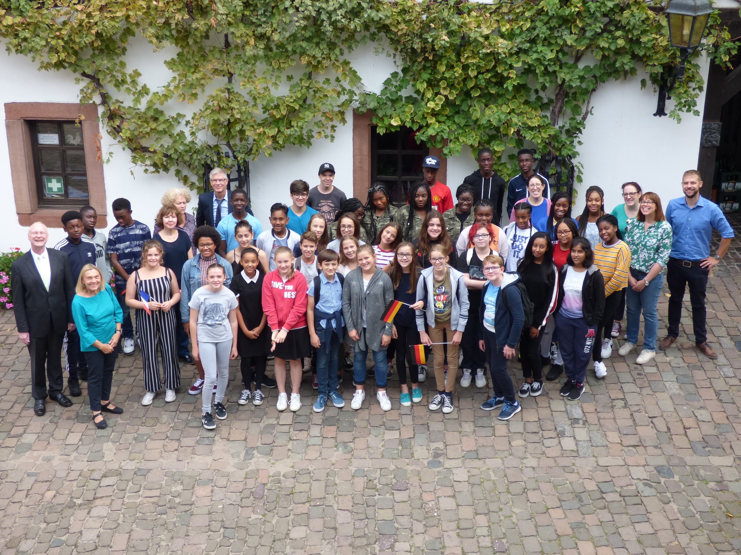 Beigeordneter Färber (links) mit Schülern und Lehrkräften aus Newham, Reims und Cherbourg