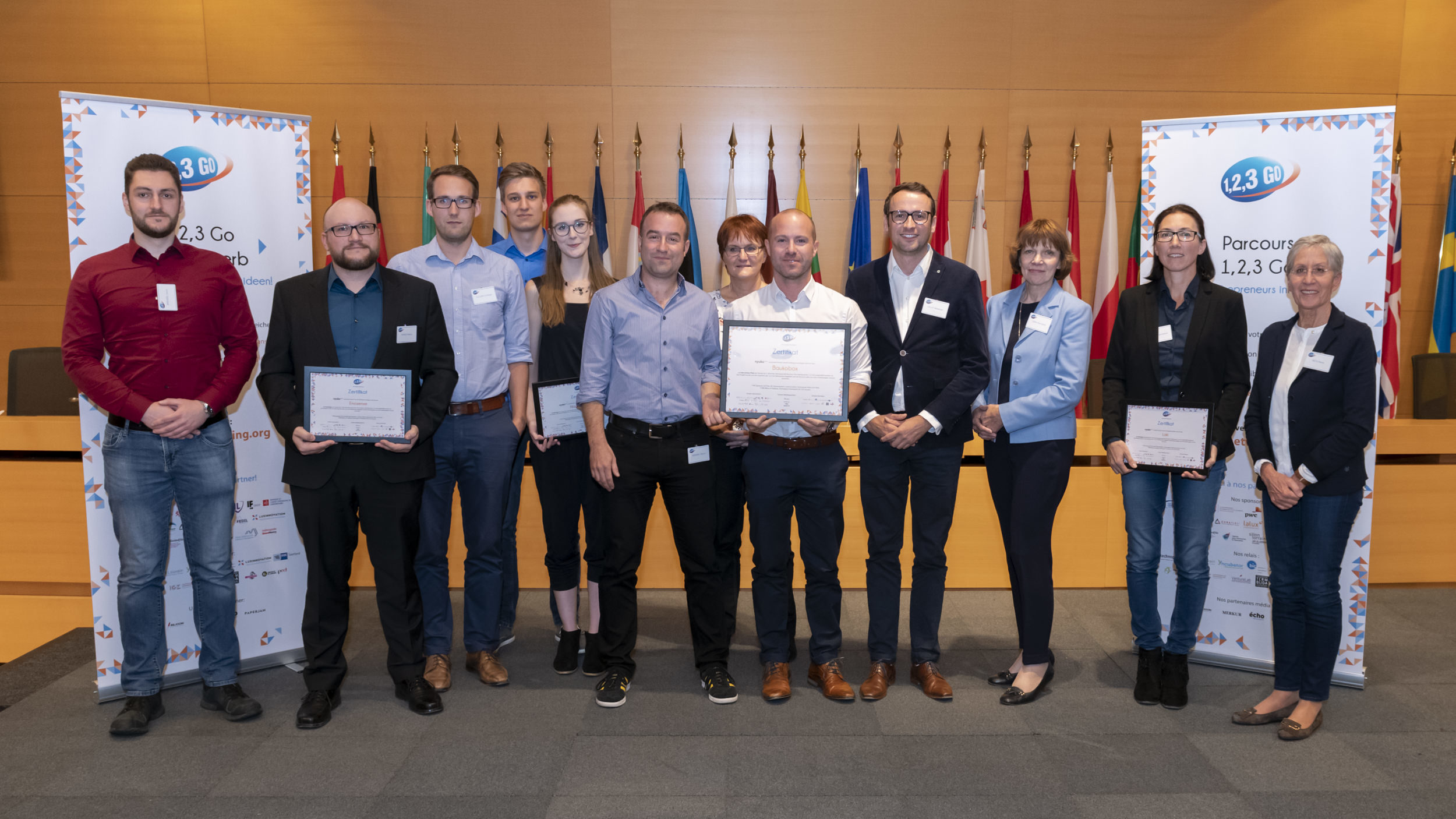 Die vier Kaiserslauterer Preisträger von Enoba, Nagerpalast, Baukobox und Laki mit Mechthild Kern vom Wirtschaftsministerium (3.v.r.) und bic-Projektleiterin Maria Beck (1.v.r.) Foto: ps