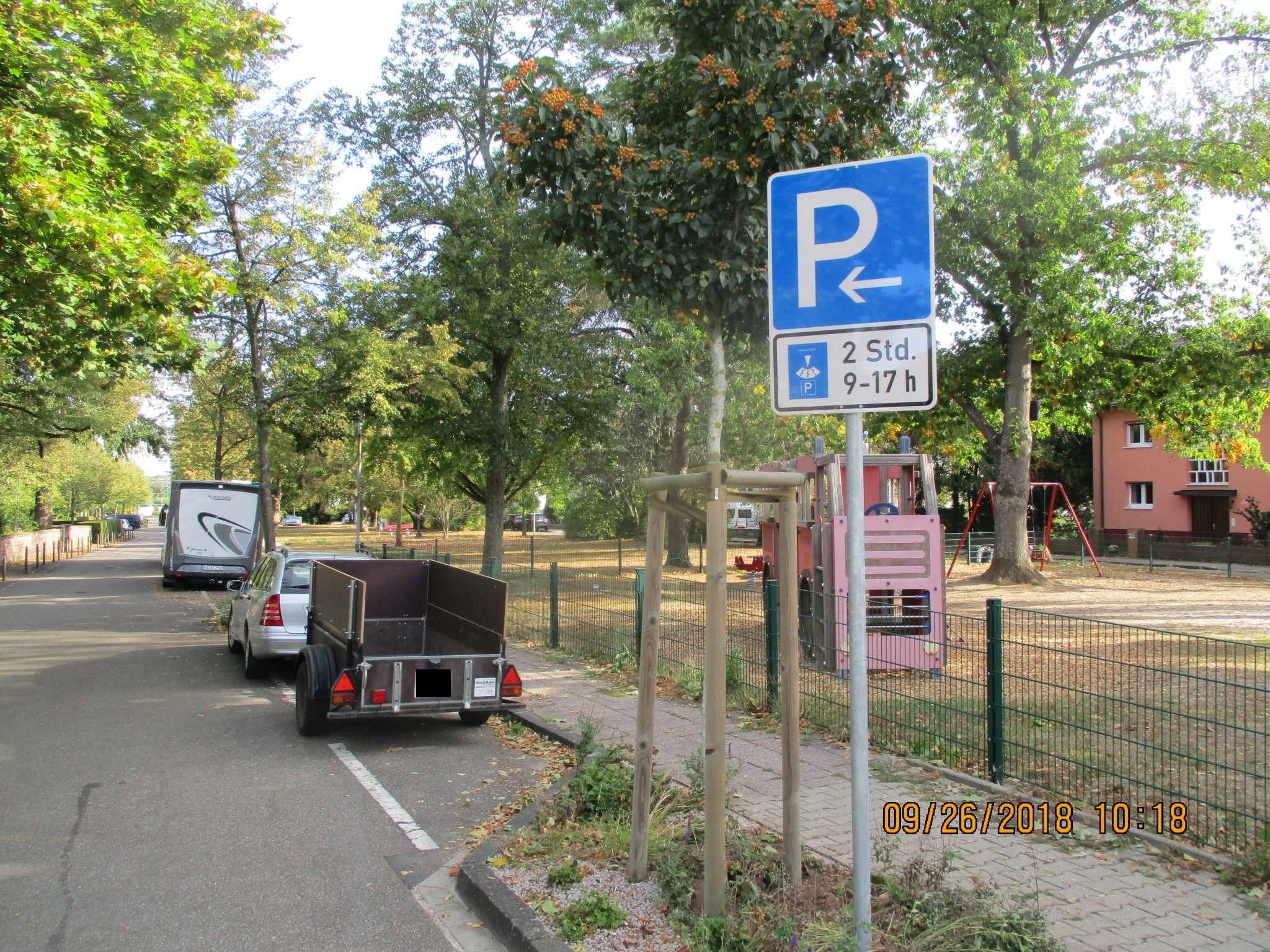 Großer Vorteil für Anwohner und Friedhofsbesucher. Tagsüber kann hier zwischen 9 und 17 Uhr nicht länger als zwei Stunden geparkt werden.