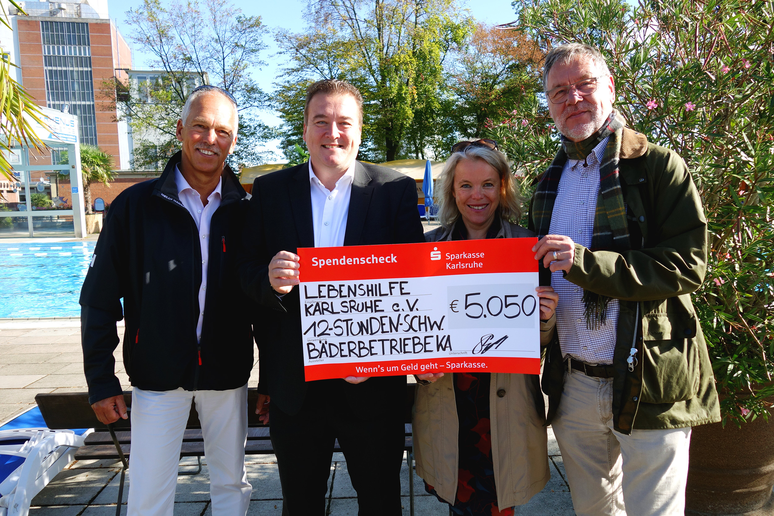 Spendenübergabe (v.l.): Bernd Antritter, Freundeskreis Sonnenbad, Oliver Sternagel, Amtsleiter Bäderbetriebe, Andrea Sauermost, Lebenshilfe Karlsruhe, und Ralf Gurock, Freundeskreis Sonnenbad. Foto: pr