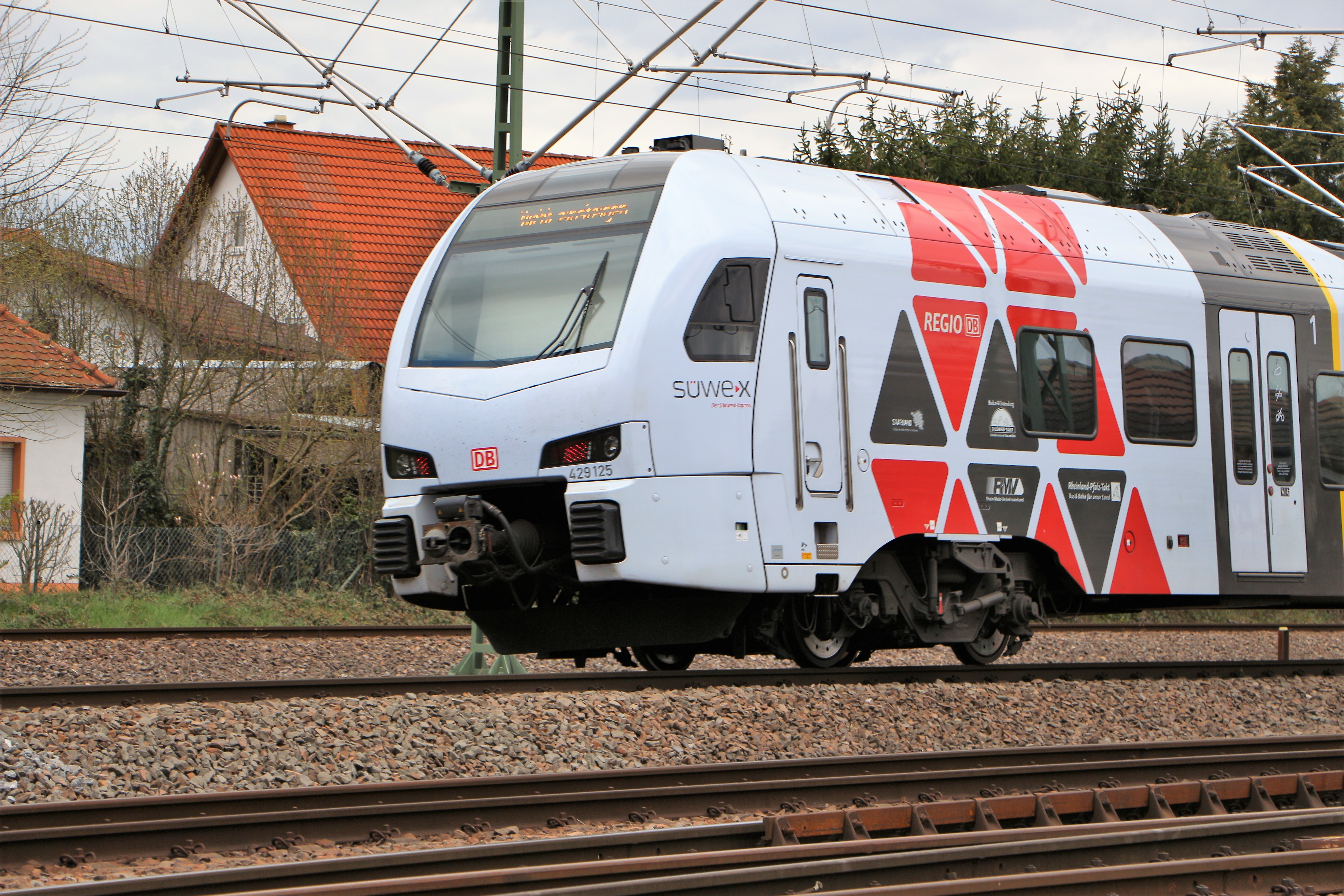 Einen zusätzlichen Zug morgens und abends gibts von Ludwigshafen bis Karlsruhe für Pendler.