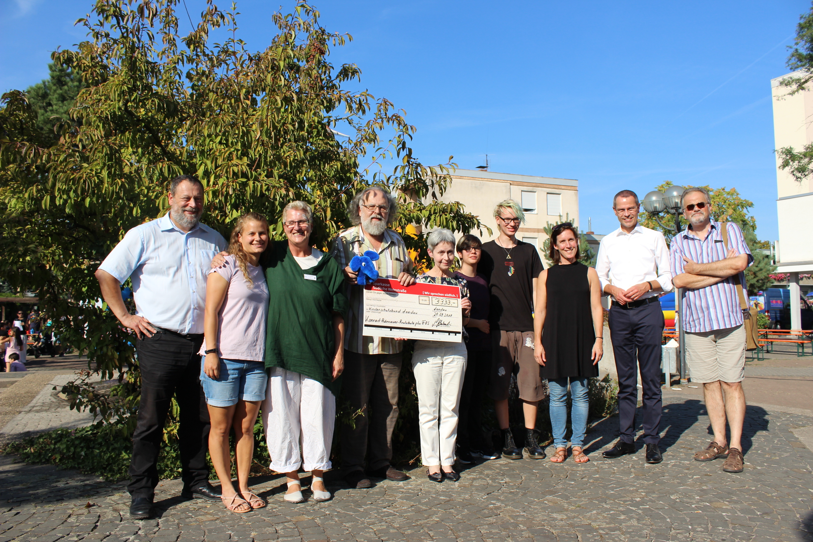 Foto: Feierten den Weltkindertag auf dem Danziger Platz in diesem Jahr wieder als großen Erfolg für Landauer Kinder und deren Familien: (v.l.) Stadtjugendamtsleiter Claus Eisenstein, Anne Schmidt vom Mehrgenerationenhaus, Petra Klemens und Heinrich Braun vom Kinderschutzbund, Regina Sersch, die Schüler Carmela Patti und Max Kracke sowie Catherine Maußhardt von der KARS, Bürgermeister Dr. Maximilian Ingenthron und Stadtjugendpfleger Arno Schönhöfer (Copyright: DKSB).