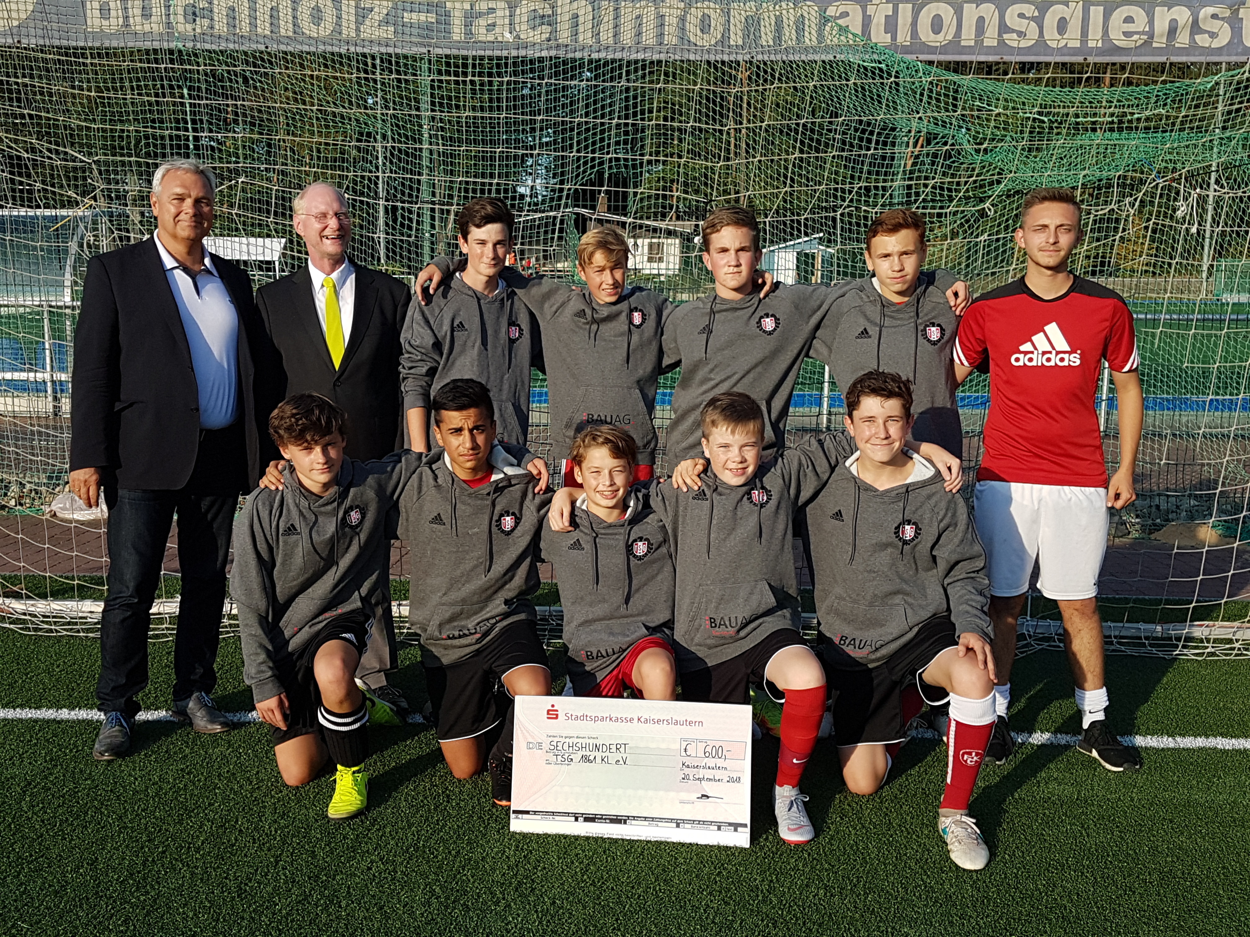 Thomas Bauer (li.) und Joachim Färber (2.v.l.) überreichen die Spende an die TSG Turn- und Sportgemeinde 1861 Kaiserslautern e.V.