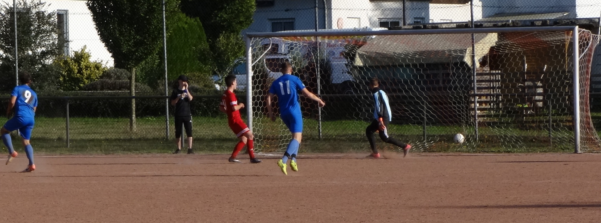 N. Hallauer (links) erzielt in der 93. Minute das 1:4 und zugleich seinen 17. Saisontreffer für Schrollbach Foto: PS