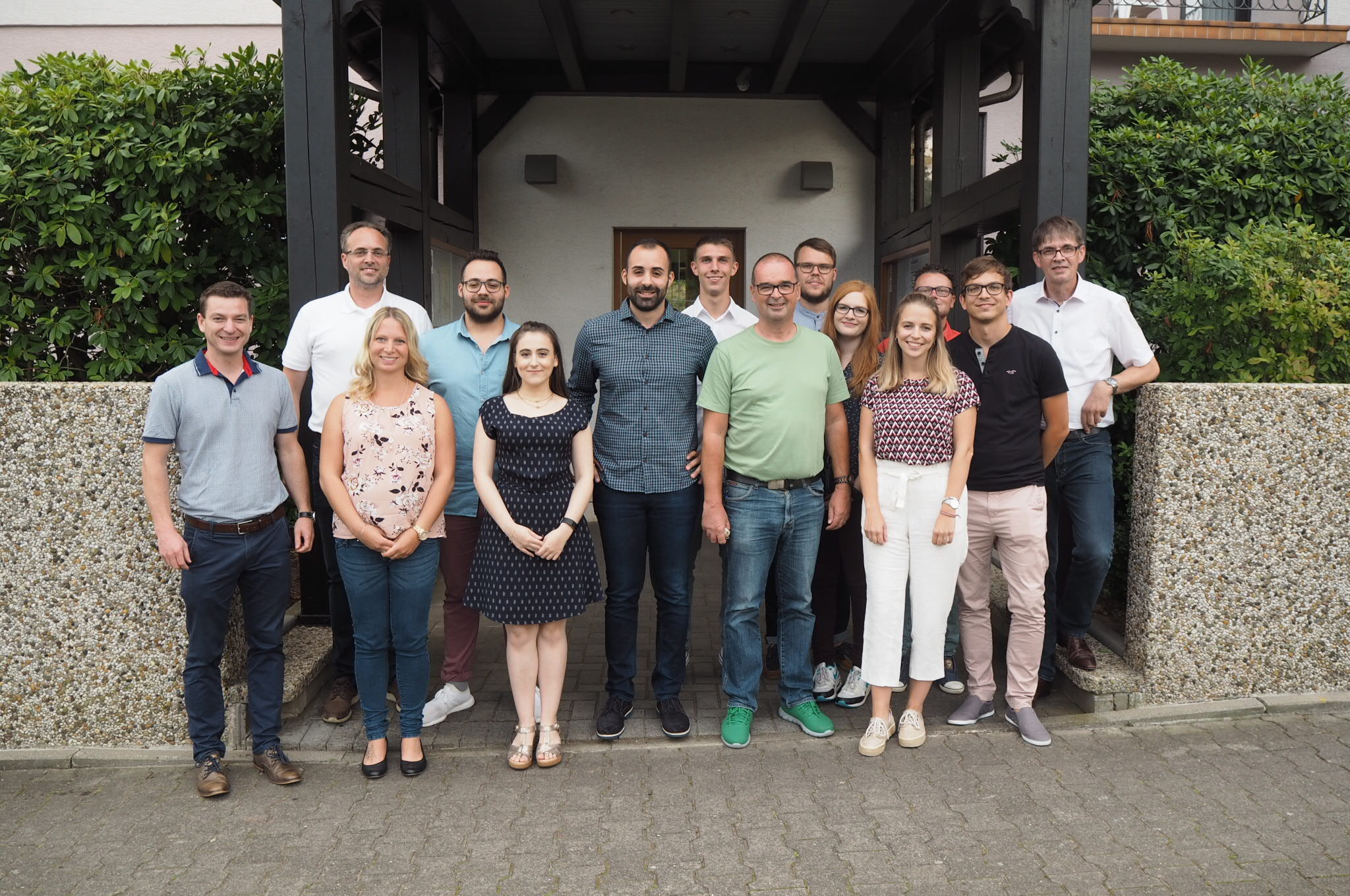 Die Mitglieder des JU Stadtverbandes und ihre Gäste.
Von links nach rechts: Patrick Berberich, Sascha Rickart, Christina Schirra, Daniele De Fazio, Jil Nussbaum, Mattia De Fazio, Patrick Frosch, Dr. Peter Degenhardt, Niklas Mey, Jessica Flach, Louisa Prien, Sven Pfeifer, Christopher Bretscher, Boris Bohr.
Es fehlen: Paul König, Fabian Geib.