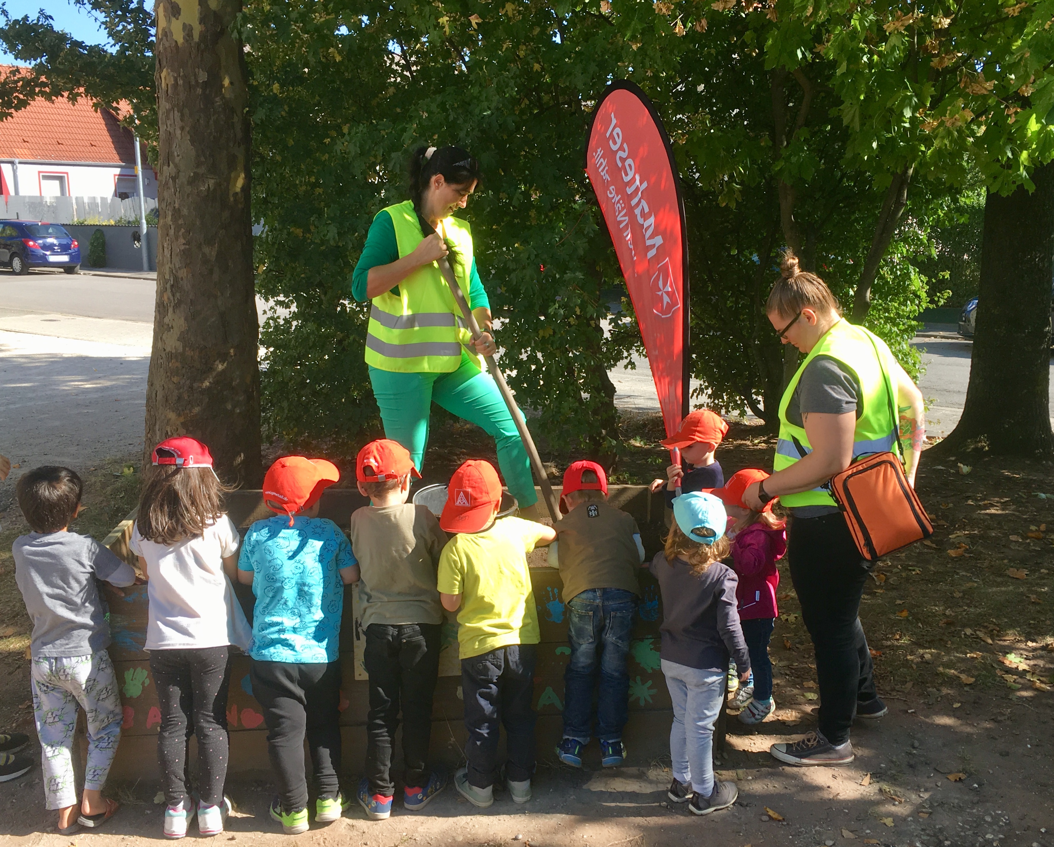 Am Tag des Flüchtlings pflanzen die Kinder der Unterkunft im Asternweg unter dem Motto „Wurzeln schlagen“ symbolisch Kräuter und Strauche. Foto: Malteser / ps