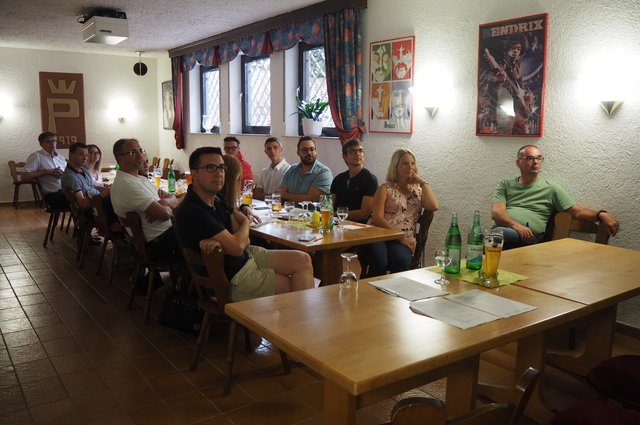 Gäste und Mitglieder lauschen dem Bericht des Vorsitzenden. 