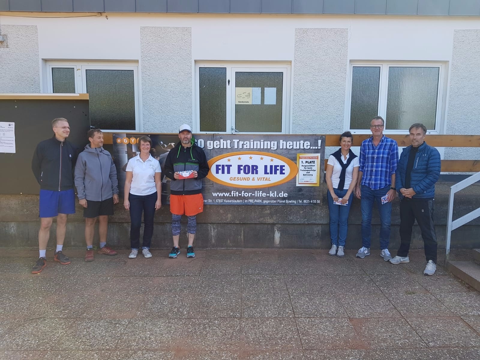 Ralf Stahl, Steffen Welker, Caroline Neuhäuser-Wolf (alle vom TCRW Kaiserslautern), Dirk Seber (TC BW Homburg), Steffen Sauthoff (TC Landstuhl), Andrea Buth (TC RW Kaisers-lautern) und Veranstalter Henning Knerr. Nicht auf dem Foto, weil Fotograf des selbigen: Turnierhelfer und Nebenrundensieger Werner Broch Foto: Werner Broch