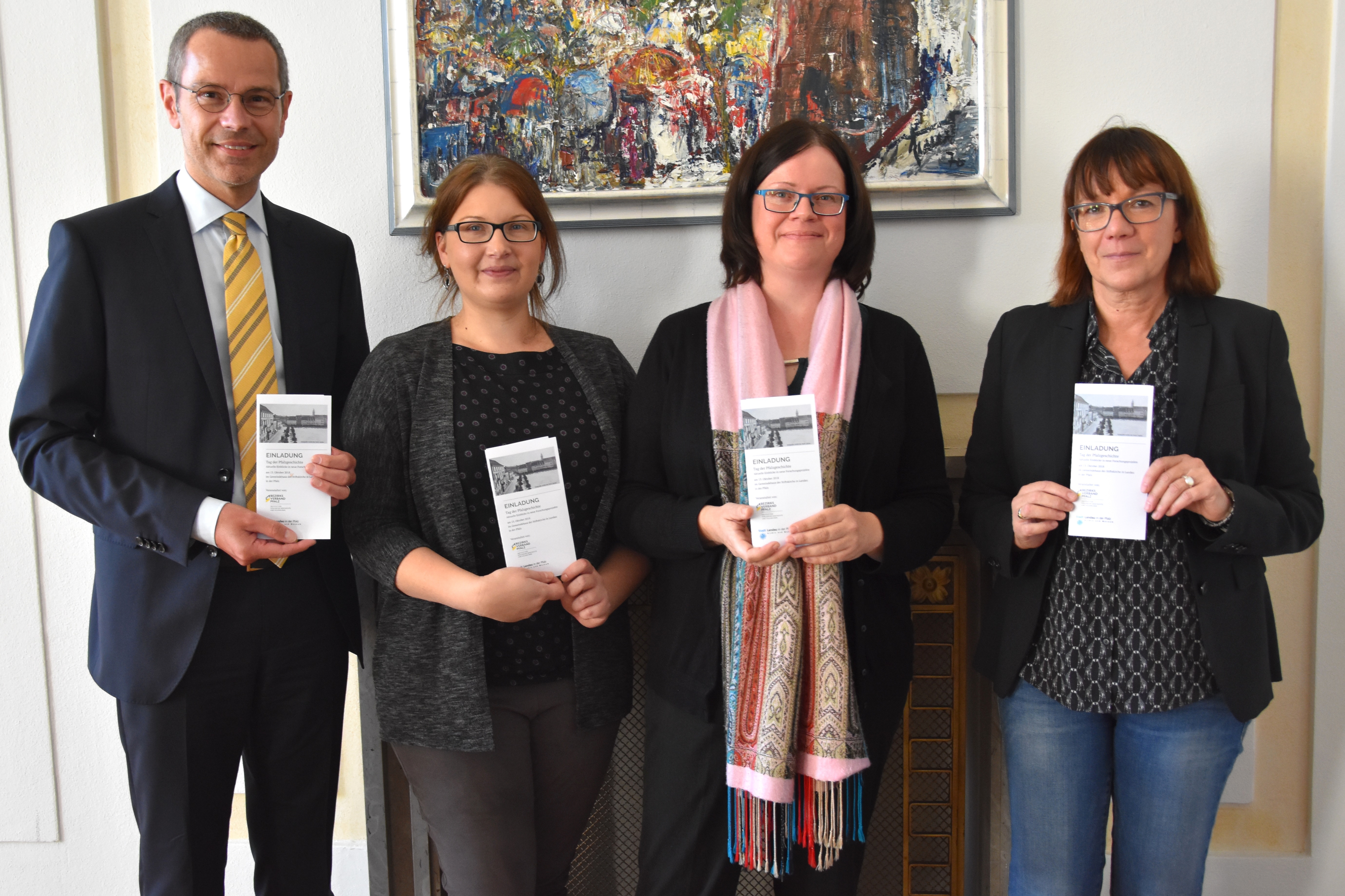 Freuen sich auf den ersten „Tag der Pfalzgeschichte“: Landaus Bürgermeister Dr. Maximilian Ingenthron, Barbara Schuttpelz, Mitarbeiterin des Instituts für pfälzische Geschichte und Volkskunde in Kaiserslautern, Institutsdirektorin Dr. Sabine Klapp und die Landauer Stadtarchivarin Christine Kohl-Langer.