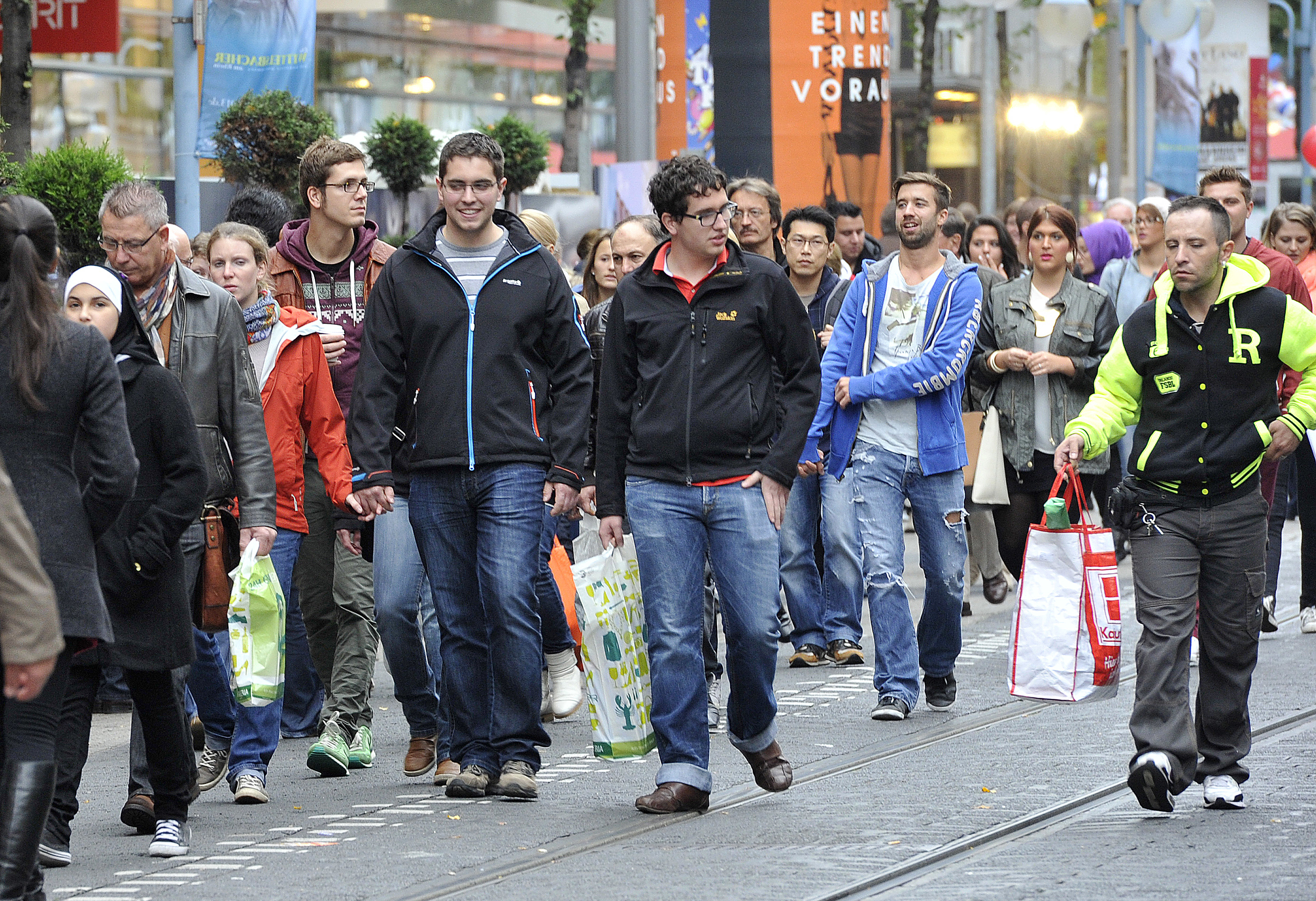 Shoppen, gucken, genießen: Der verkaufsoffene Sonntag ist immer ein Renner. foto: tröster
