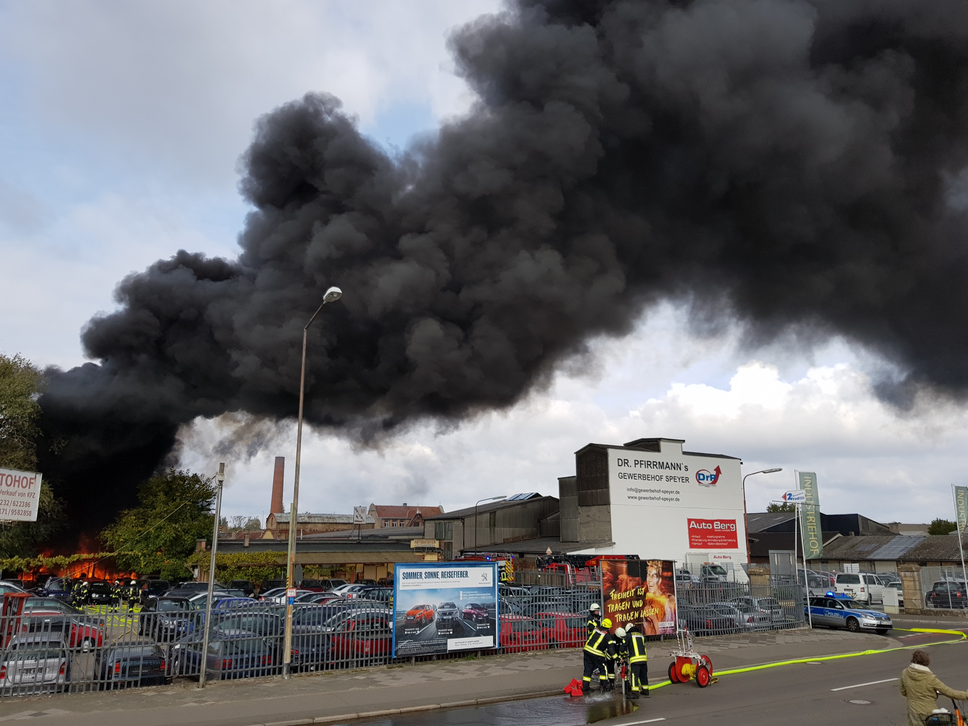 Eine starke Rauchsäule: Auf dem Industriehof in Speyer hat es am Mittwoch gebrannt. Das Foto machte Markus Hild, der vor Ort war.