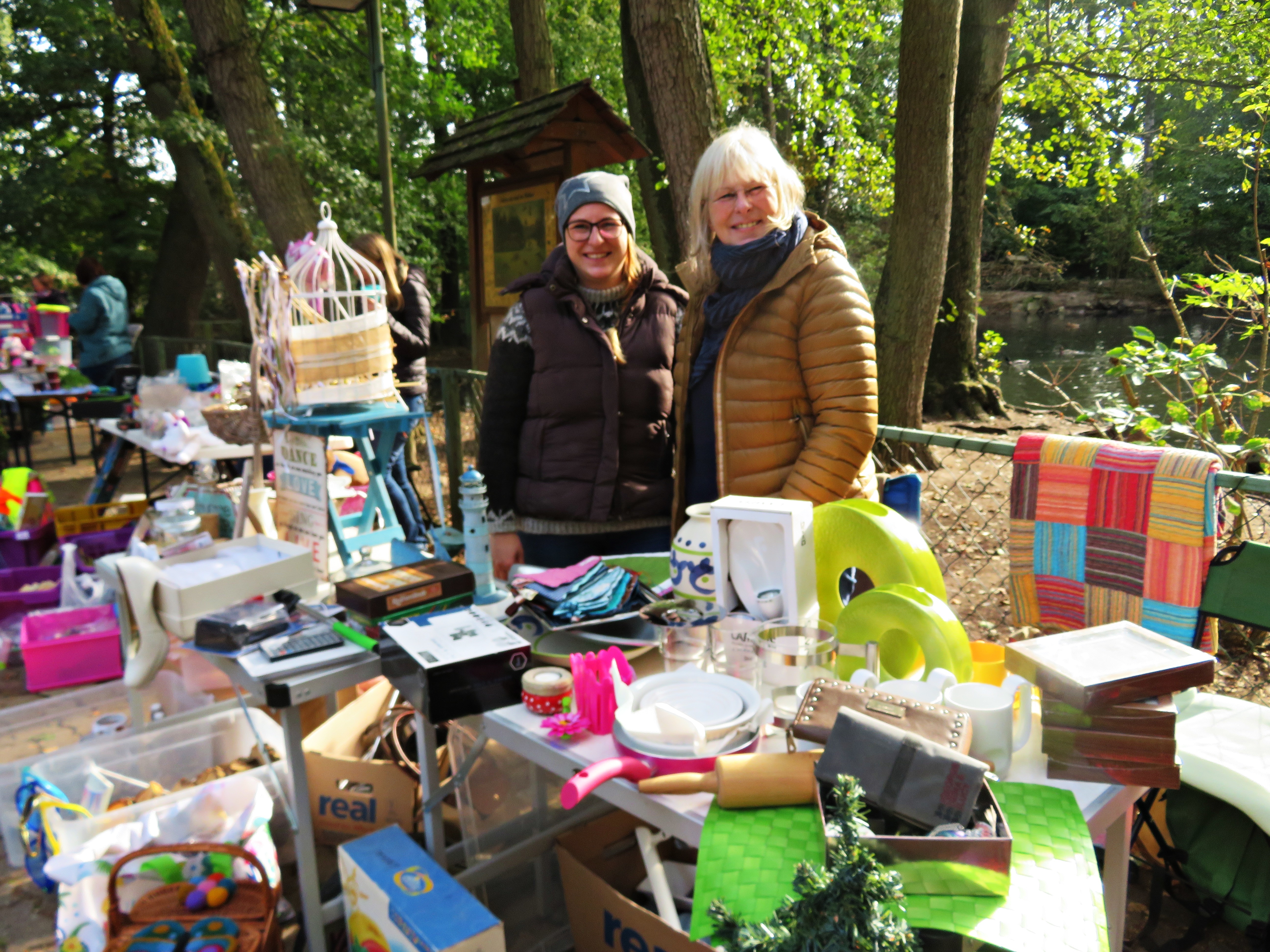 Mutter und Tochter mit ihrem Stand