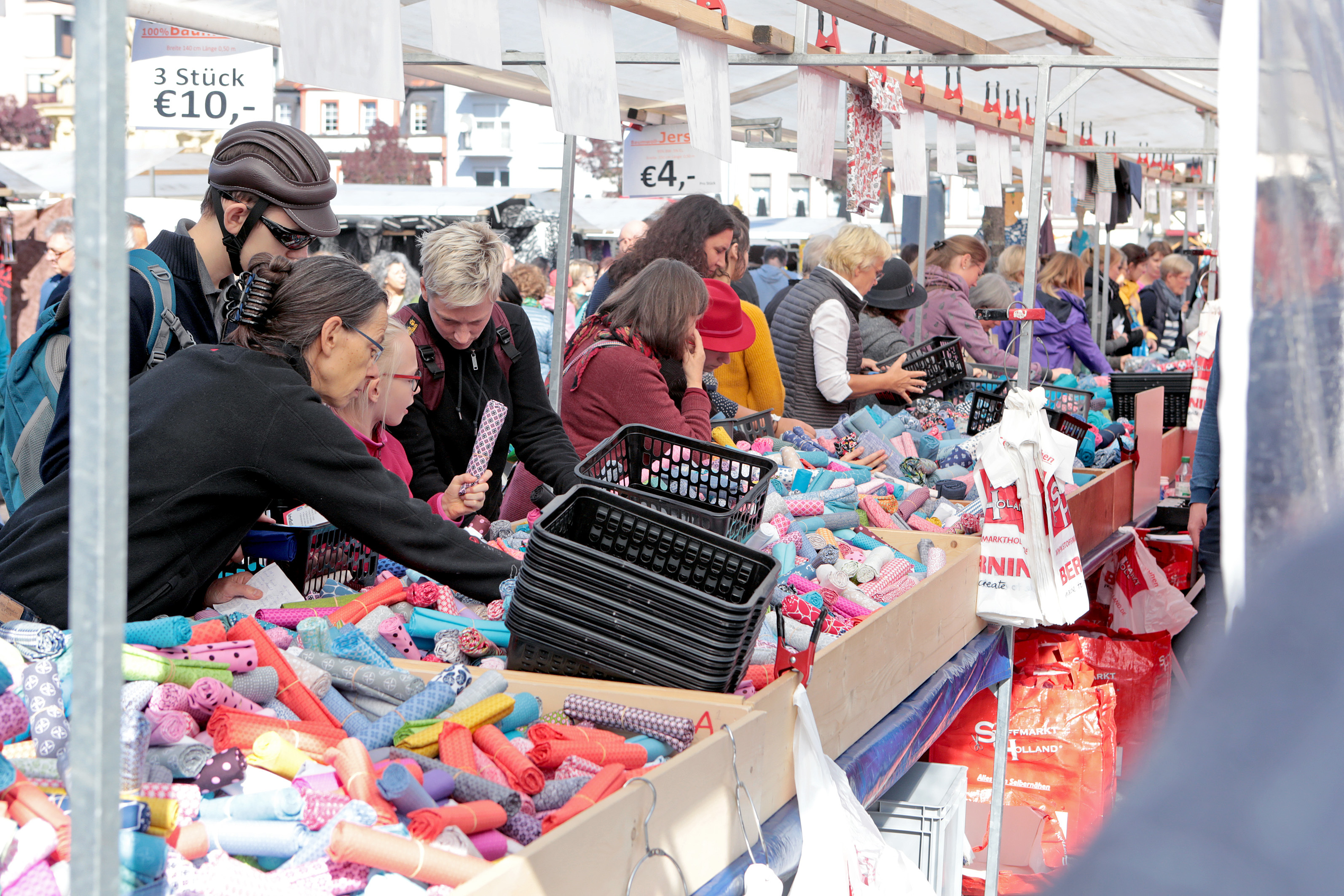 Kein verkaufsoffener Sonntag in Mannheim ohne den traditionellen Stoffmarkt auf dem Marktplatz G1. foto: blüthner