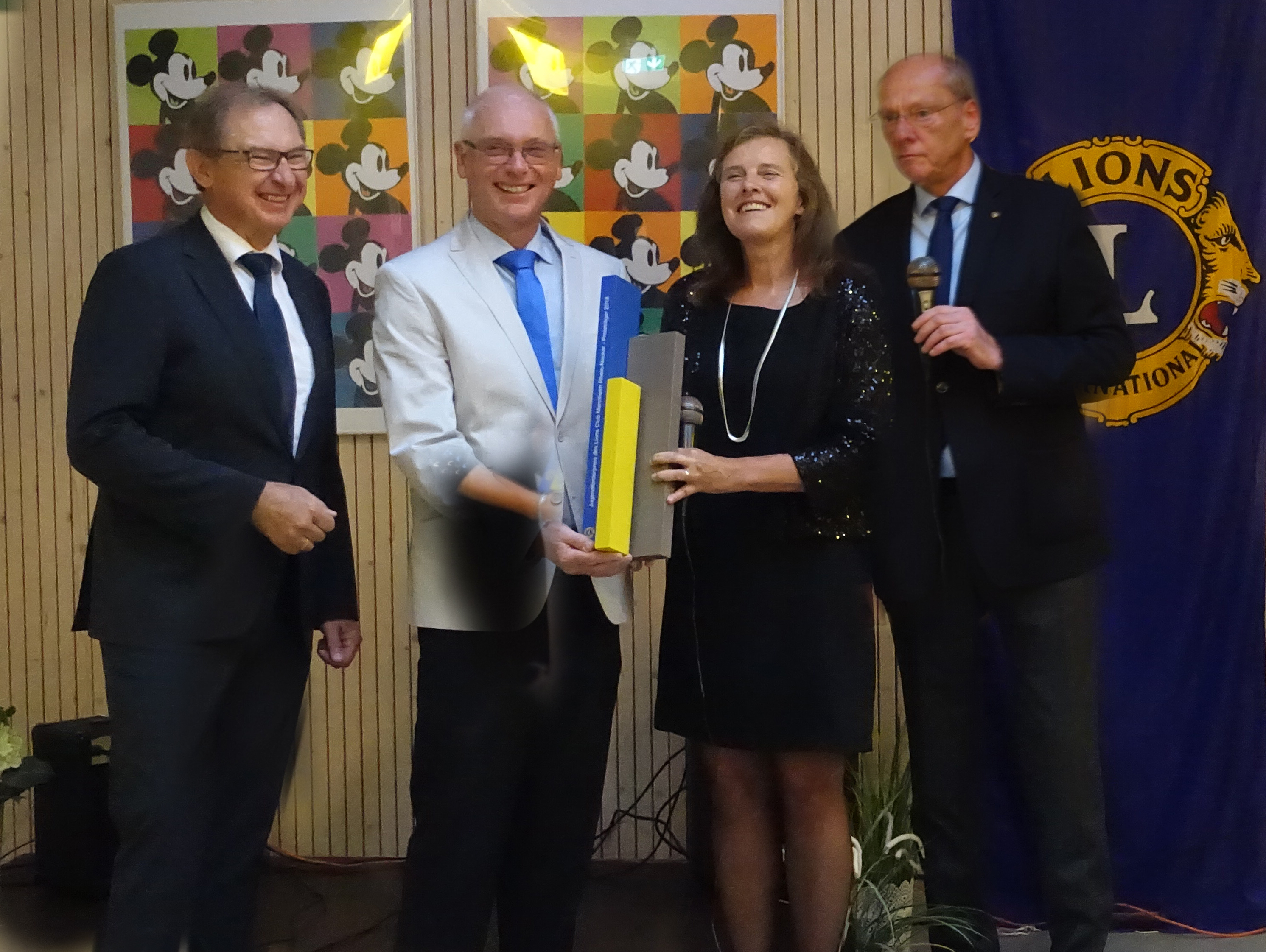 Von links: Lions-Präsident Kaspar Leistner, Lehrerin Daniela Möller-Gögel, Konrektor Jürgen Klein, Lions-Projektpate Peter Myrczik.