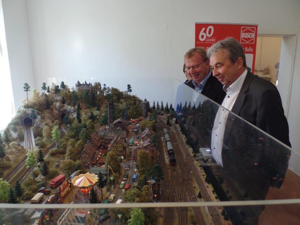 Bürgermeister Matthias Baaß, Busch-Geschäftsführer Jörg Vallen und Museumsleiterin Gisela Wittemann freuen sich gemeinsam über die Sonderausstellung im Museum Viernheim anlässlich des 60-jährigen Firmenjubiläums der Firma Busch-Modellbau. Foto: PS