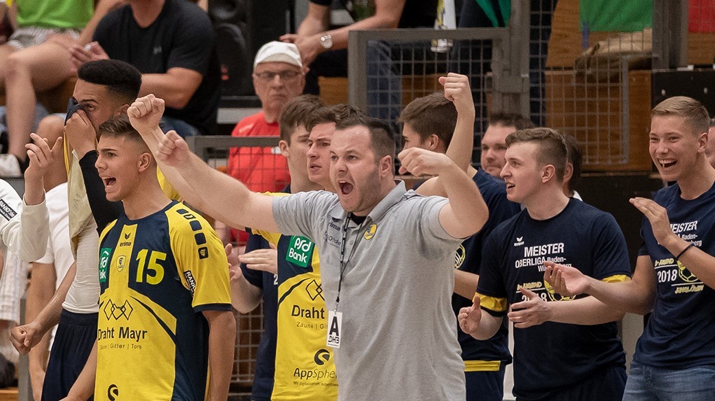 Immer in Action: Junglöwen-Trainer und neuer B-Lizenzinhaber Tobias Knaus