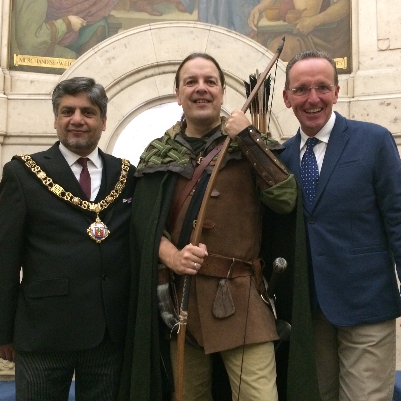 ROBIN HOOD WAR NATÜRLICH DABEI: Der symbolträchtige Held zeigte sich mit Nottinghams Oberbürgermeister Liaqat Ali (l.) und Bürgermeister Dr. Albert Käuflein (r.)