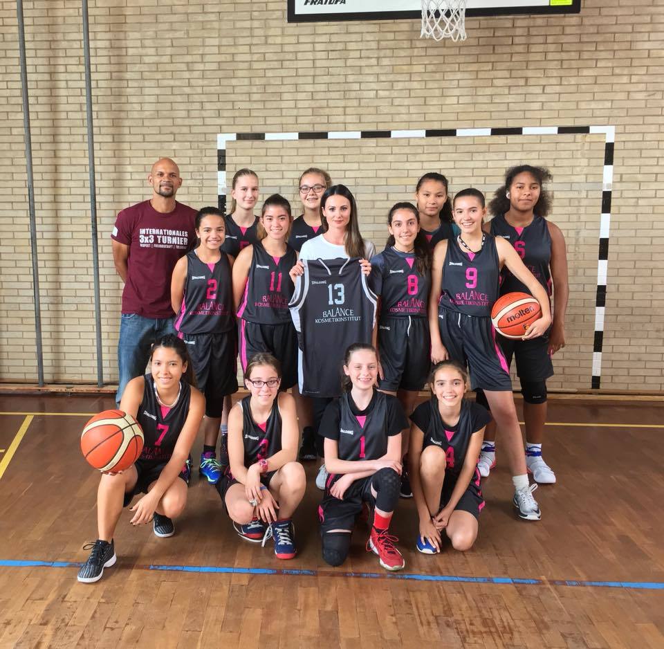 Das Team zusammen mit Olesja Crews (Mitte) bei der Trikotübergabe Foto: PS
