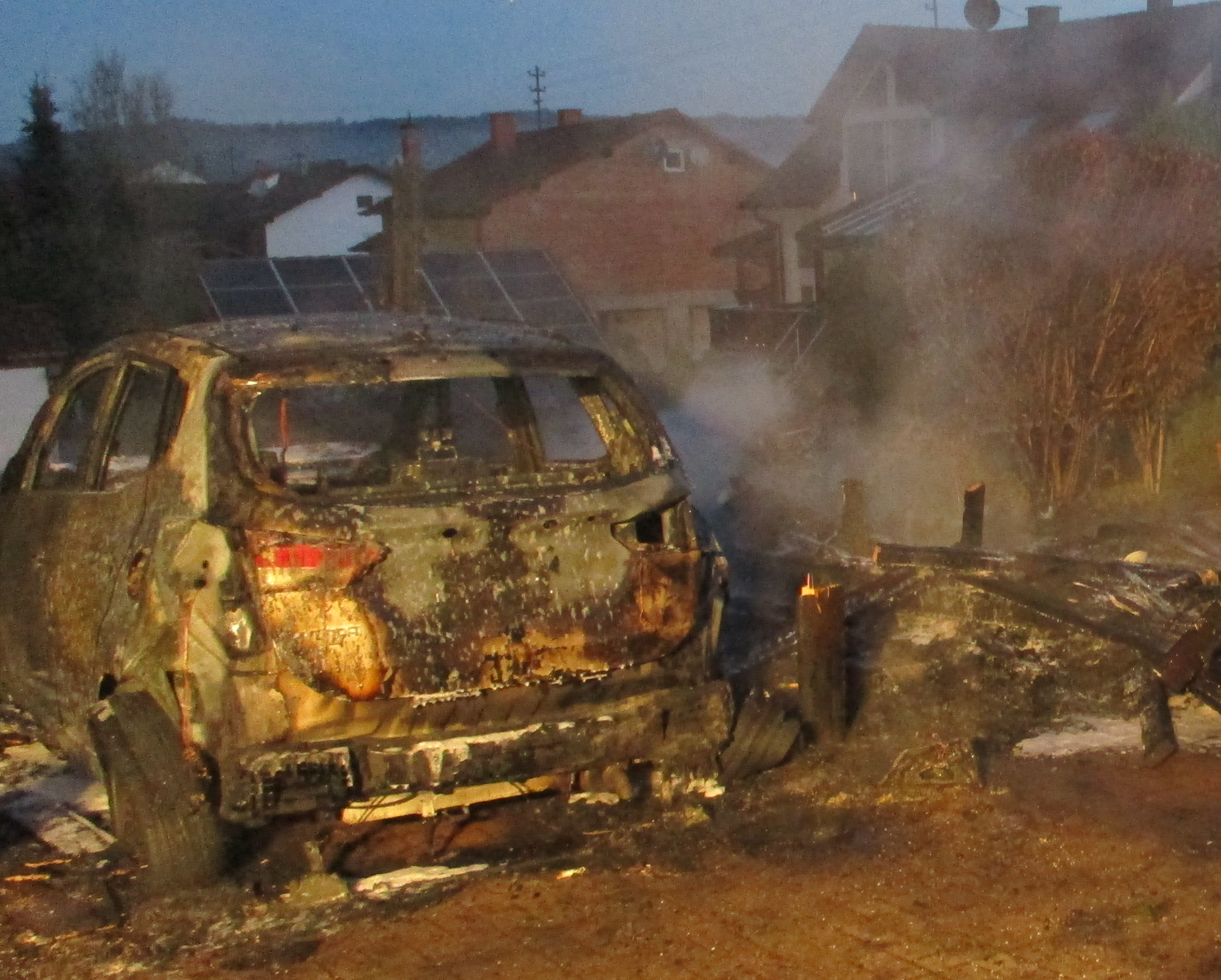Ein Carport und ein Pkw sind am Donnerstagmorgen in Queidersbach in Brand geraten. Der Schaden dürfte mehrere zehntausend Euro betragen.