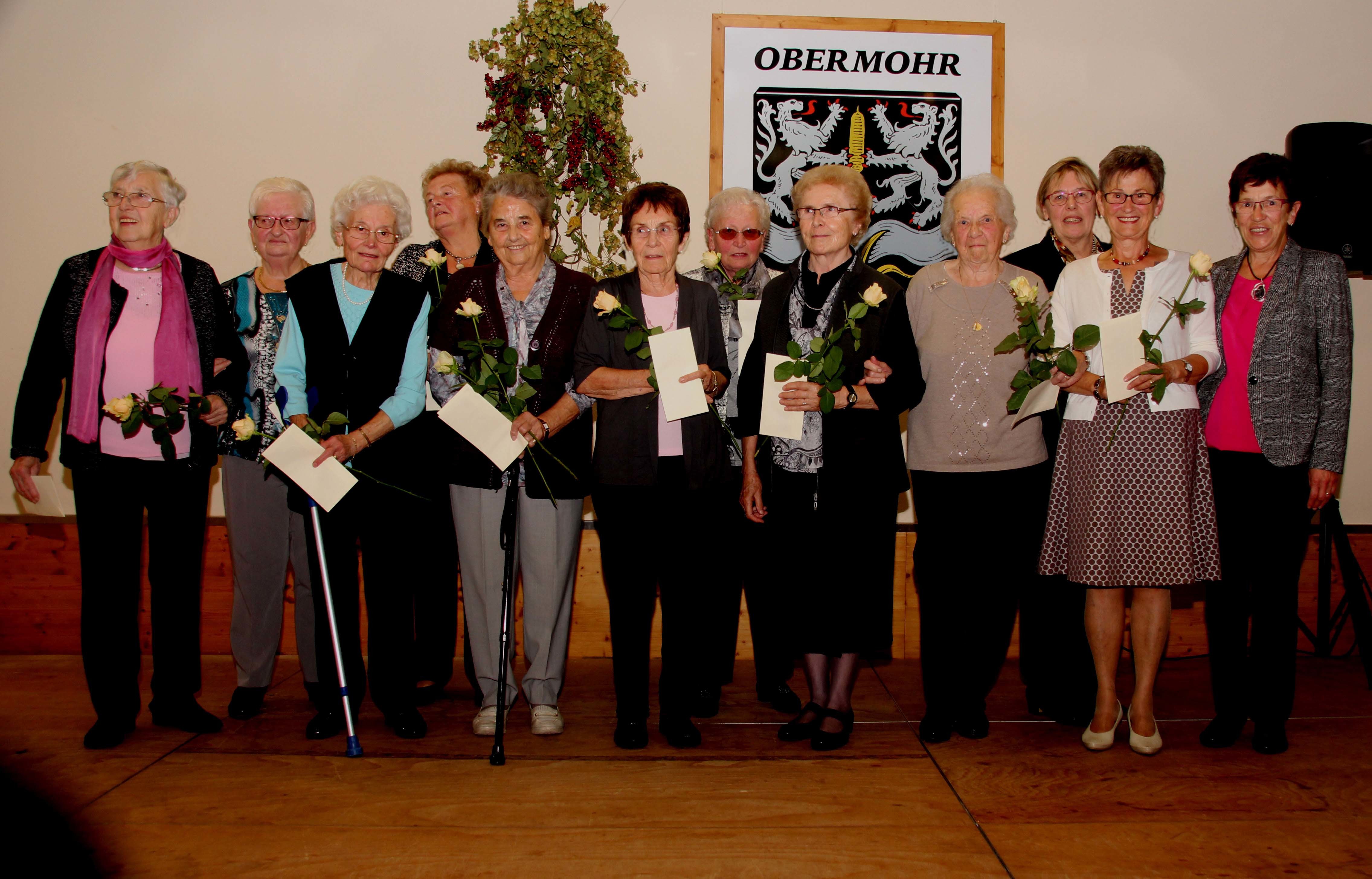 Die Jubilare mit den beiden Vorsitzenden: Gertrud Adam, Inge Kuhn, Rita Schalla, Brigitte Huber, Hilde Divivier, Isolde Divivier, Brigitte Wagner, Teresia Rudolphi, Mathilde Hasenfratz, Kreisvorsitzende Ingrid Stach, Emmi Adam und Ortsvorsitzende Maria Ditscher (von links)