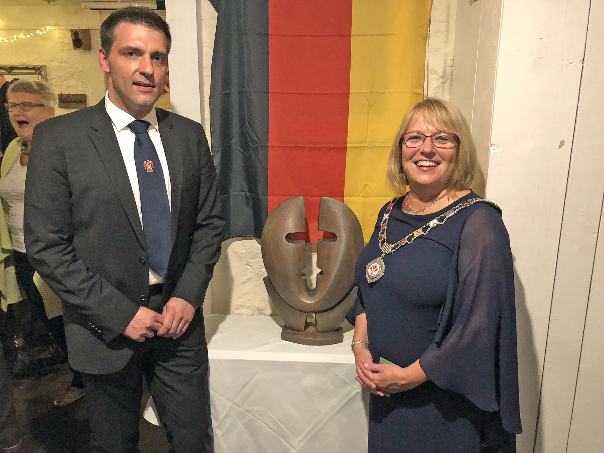 Eine große Reisegruppe aus Östringen machte sich auf den Weg nach Abergavenny/Wales, um dort das 50. Jubiläum der Partnerschaft zwischen den beiden Städten zu feiern. Bürgermeisterstellvertreter Marc Weckemann überreichte Mayor Teslin Davies ein Jubiläumspräsent, die Skulptur "Begegnung" der Staatlichen Majolika Karlsruhe.