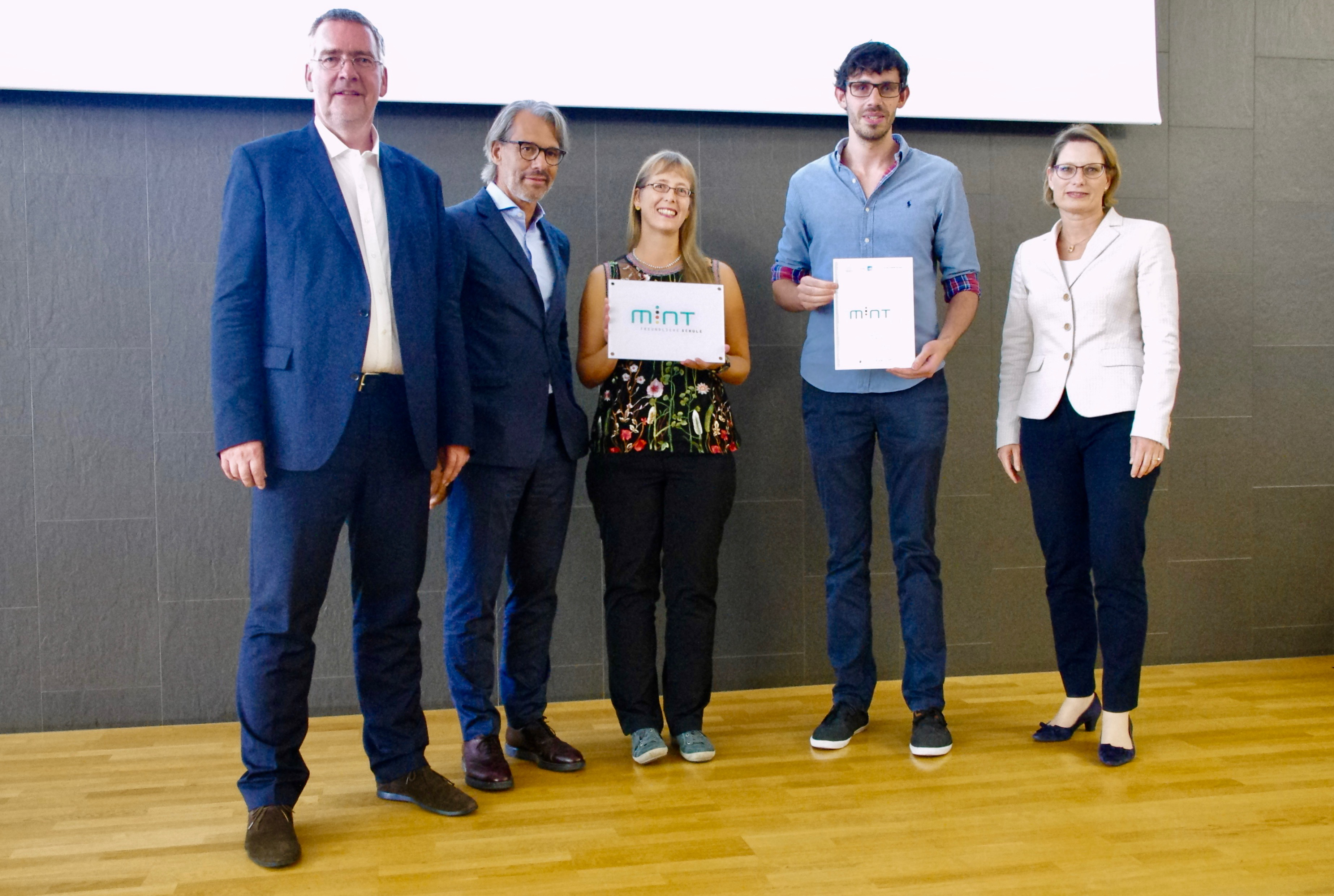 Harald Fisch (Geschäftsführer "MINT Zukunft schaffen!"), Thomas Michel (stellvertretender Vorsitzender "MINT Zukunft schaffen!"), Sonja Graff (MINT-Koordinateurin am SGL), Oliver Schneider (Fachlehrkraft für Informatik und Technik) und Bildungsministerin Dr. Stefanie Hubig (von links)