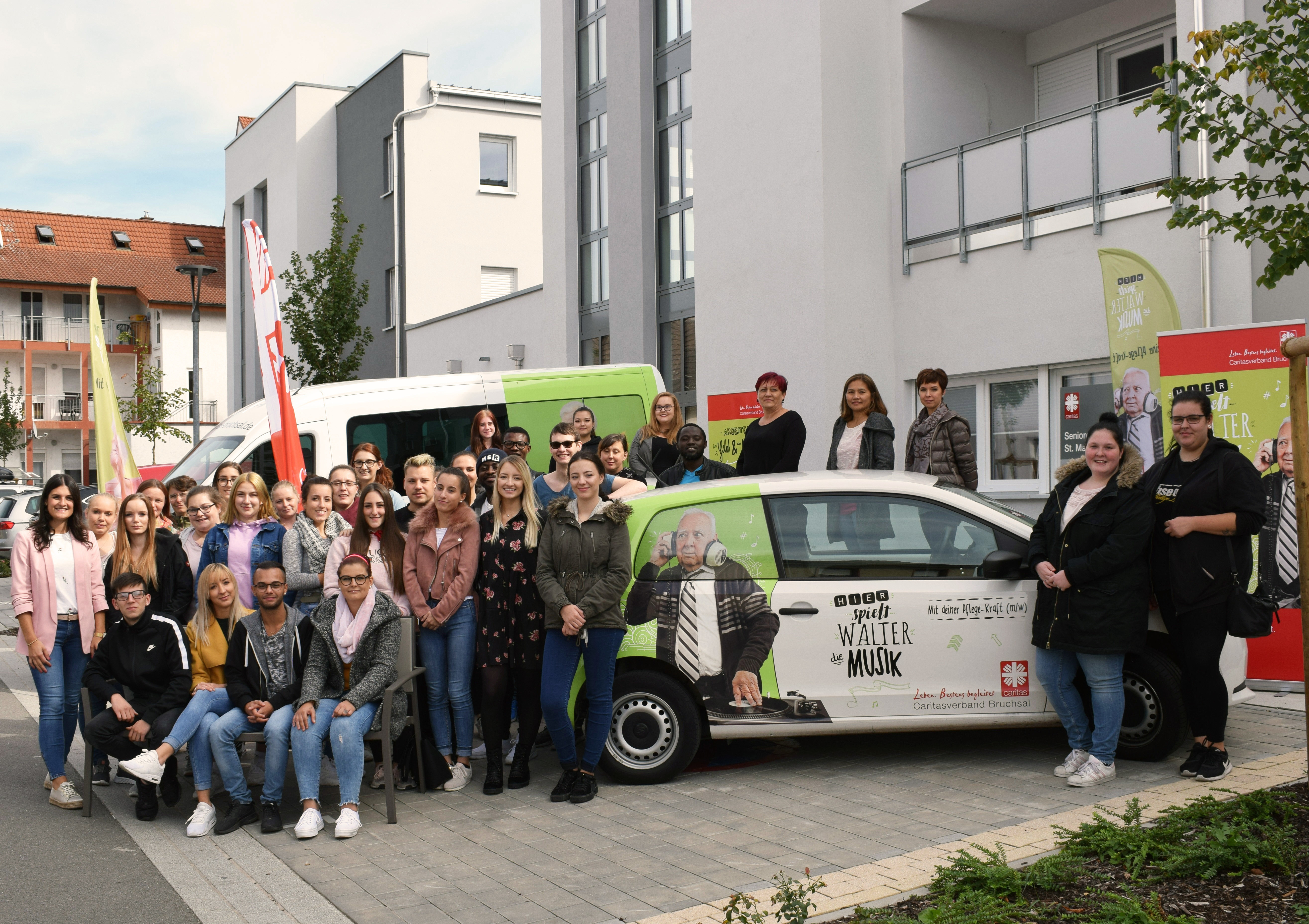 Die Pflege-Azubis des Caritasverbandes Bruchsal bei ihrem ersten Besuch des neuen Seniorenzentrums St. Martin in Philippsburg.