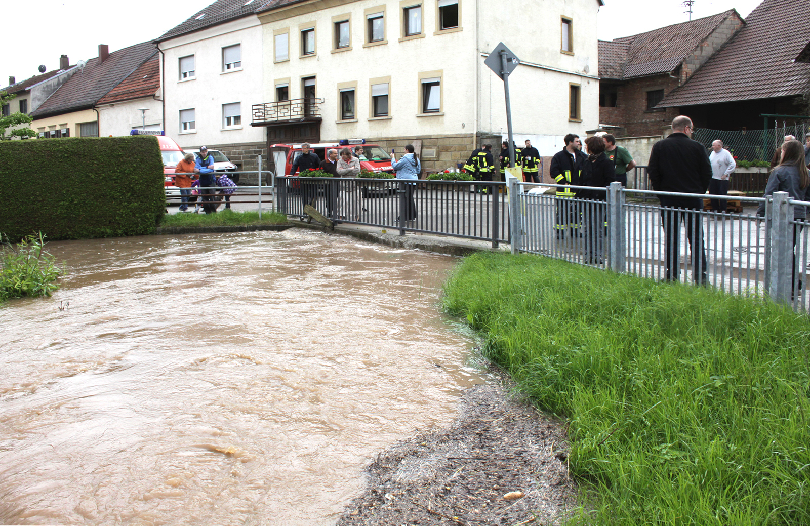 So sah es beim Hochwasser 2013 am Zusammenfluss von Katzbach und Kapellenbach aus.