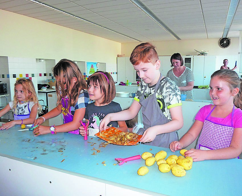 Die Kinder bei der Bearbeitung der Kartoffeln.