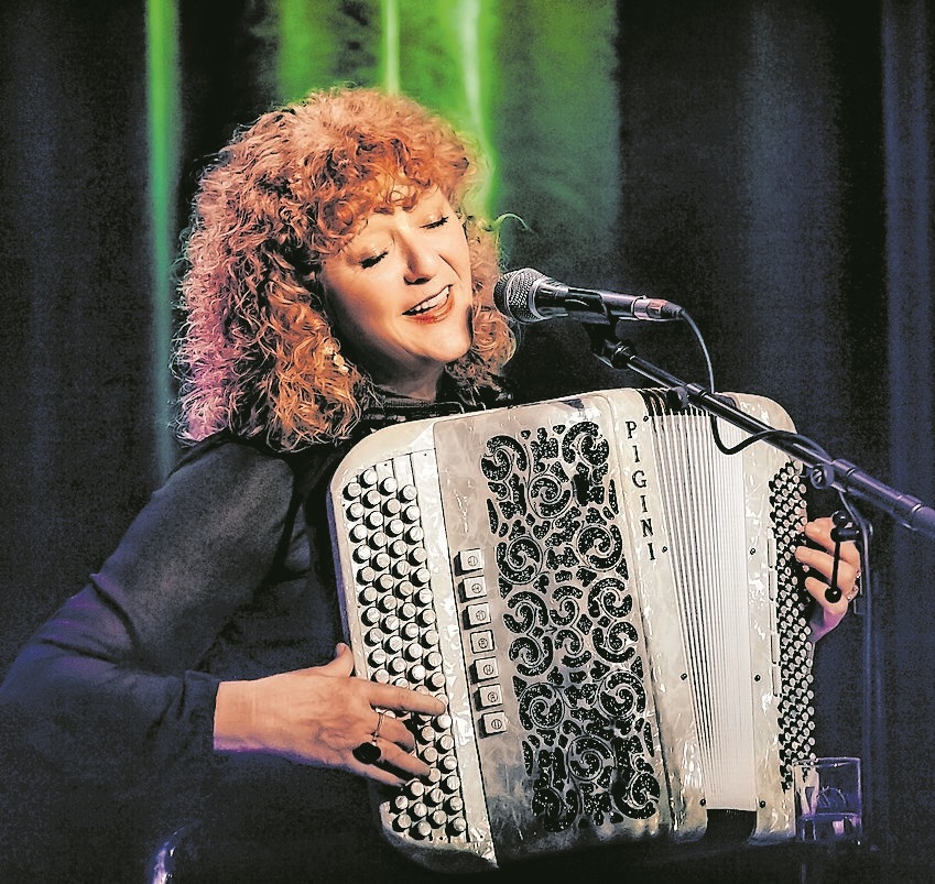 Lydie Auvray - Die „Grande Dame des Akkordeons“, spielt ihre Musik nicht, sie lebt sie geradezu, vom ersten bis zum letzte Ton.