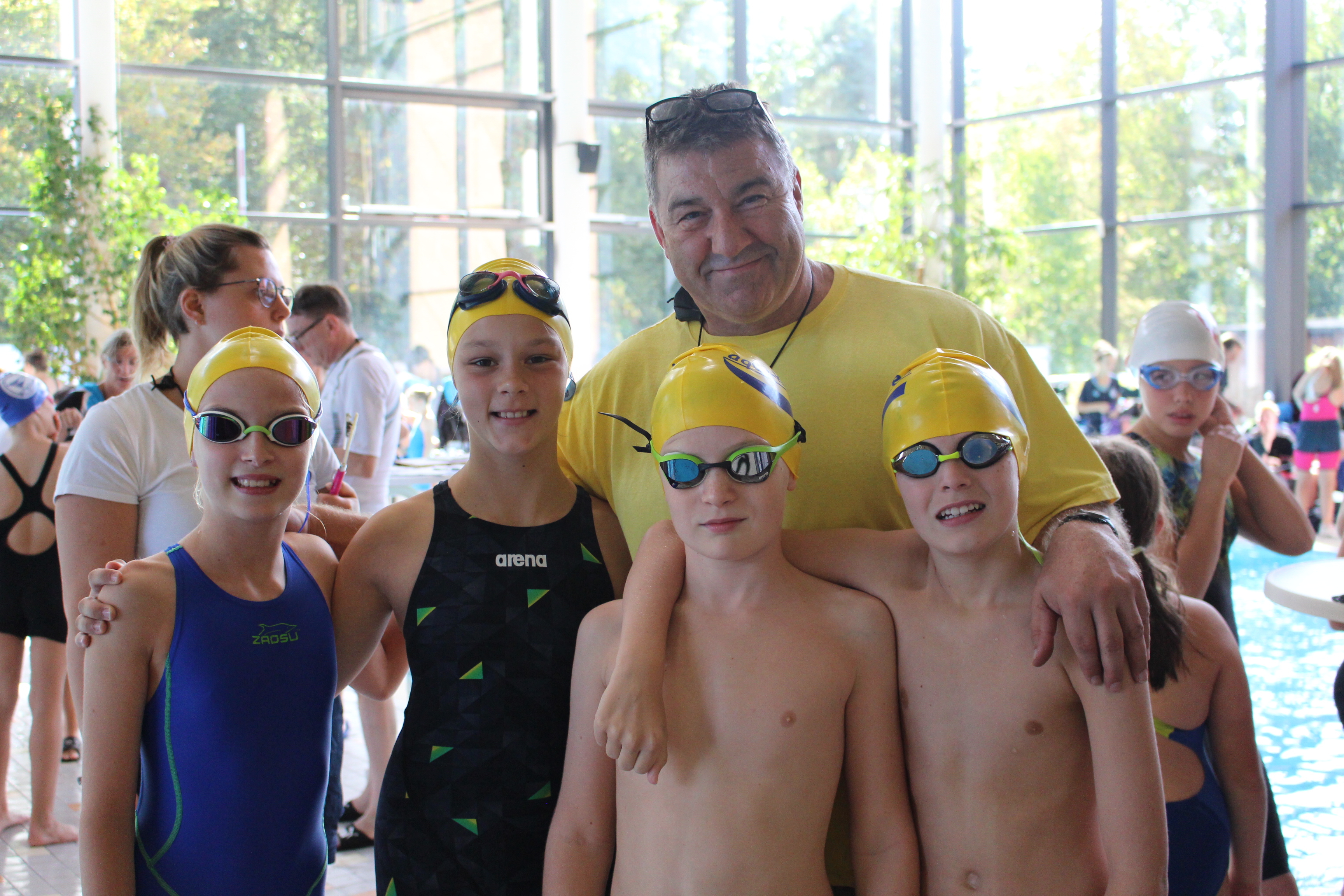 Die Staffel der Aqua Kids mit Trainer Gerd Backhaus
