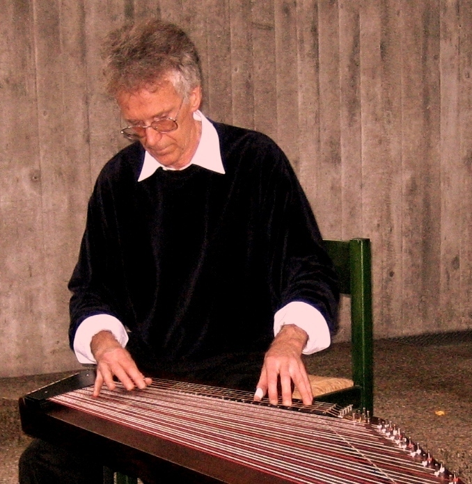 Rainer Schmitt bestreitet mit seiner Altzither den 4. Konzertabend.